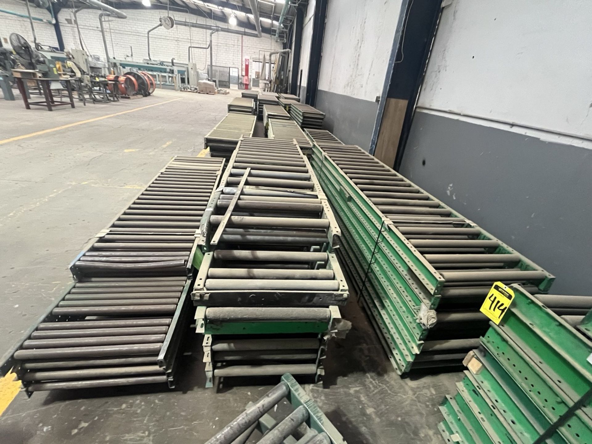 21 pieces of roller conveyor belt measuring approx. 66 cm wide x 3.05 m long each. / 21 Piezas de b - Image 4 of 5