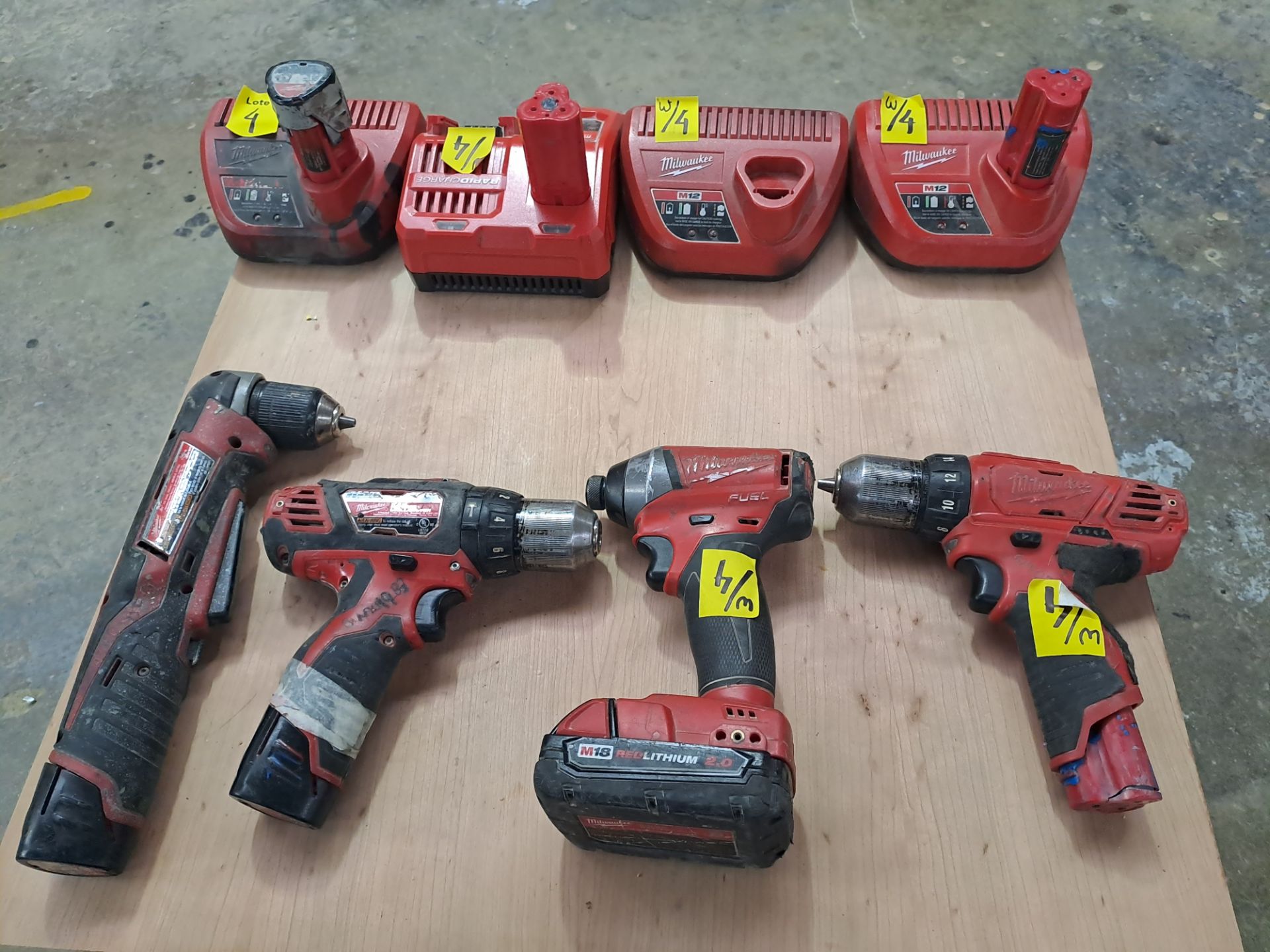 Lot of 4 pieces contains: 2 Milwaukee cordless drills (includes 2 chargers and 1 extra battery); 1 - Image 2 of 8