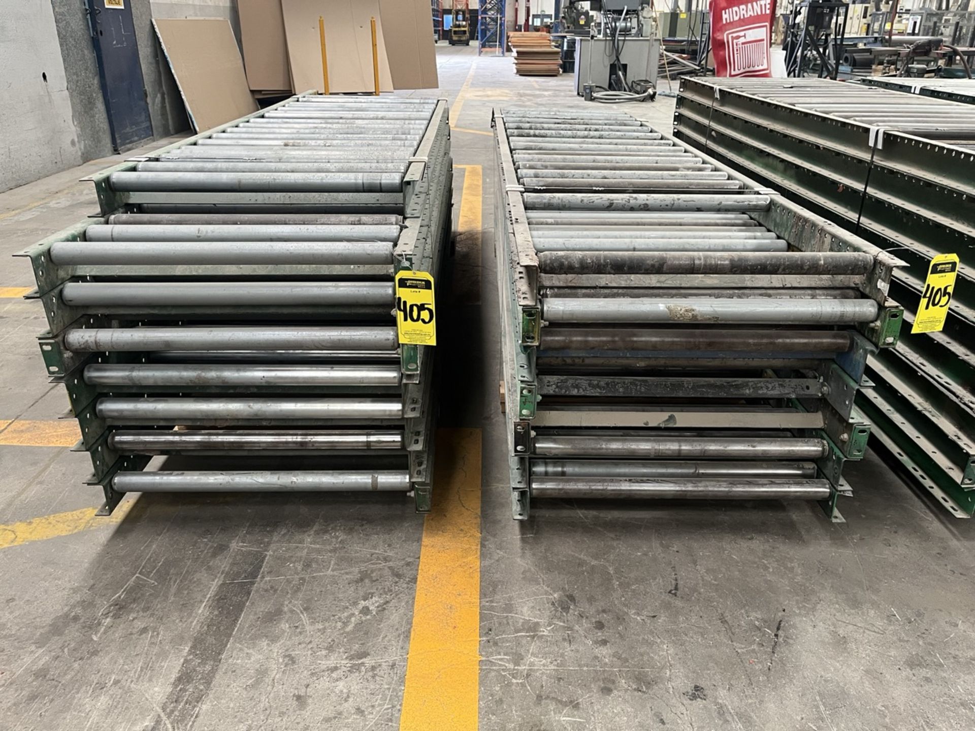 15 pieces of roller conveyor belt measuring approx. 79 cm wide by 3 m long. / 15 Piezas de banda tr