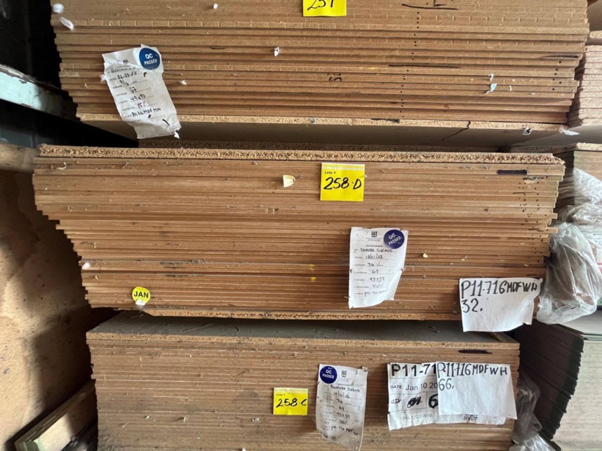 (NEW) Lot of 32 pieces of wood in 7/16 MDFWH material measuring 4 x 8 ft. / (NUEVO) Lote de 32 piez