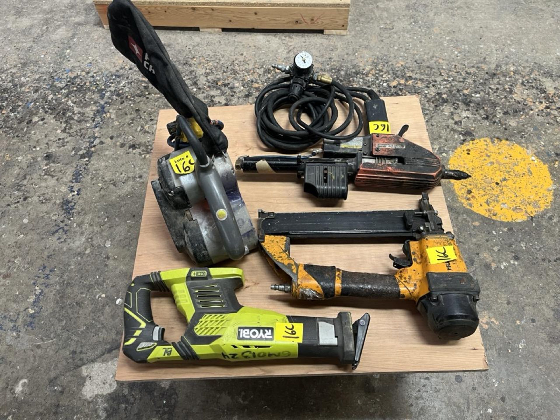 Lot of 4 pieces contains: 1 Porter electric sander with dust collector; 1 Ryobi wood saw without ba - Image 4 of 14