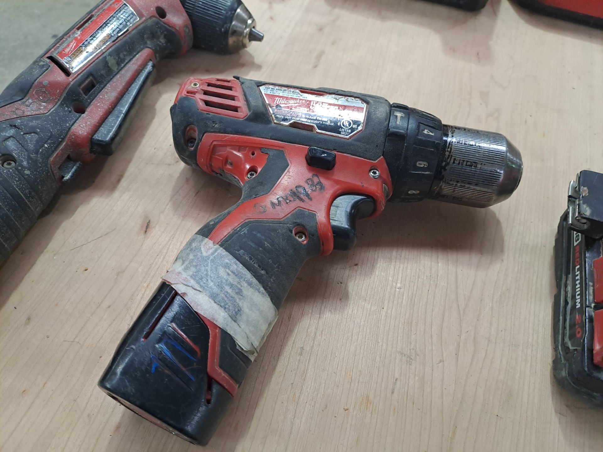 Lot of 4 pieces contains: 2 Milwaukee cordless drills (includes 2 chargers and 1 extra battery); 1 - Image 4 of 8