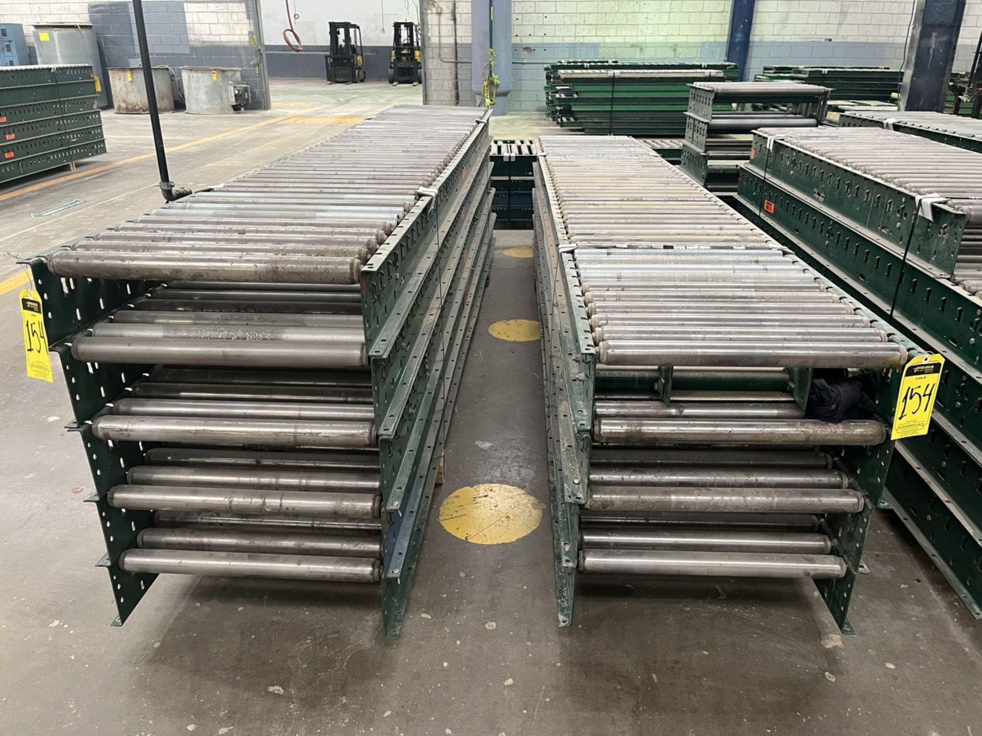 9 pieces of roller conveyor belt measuring approx. 65 cm wide x 3.65 cm long. / 9 Piezas de banda t