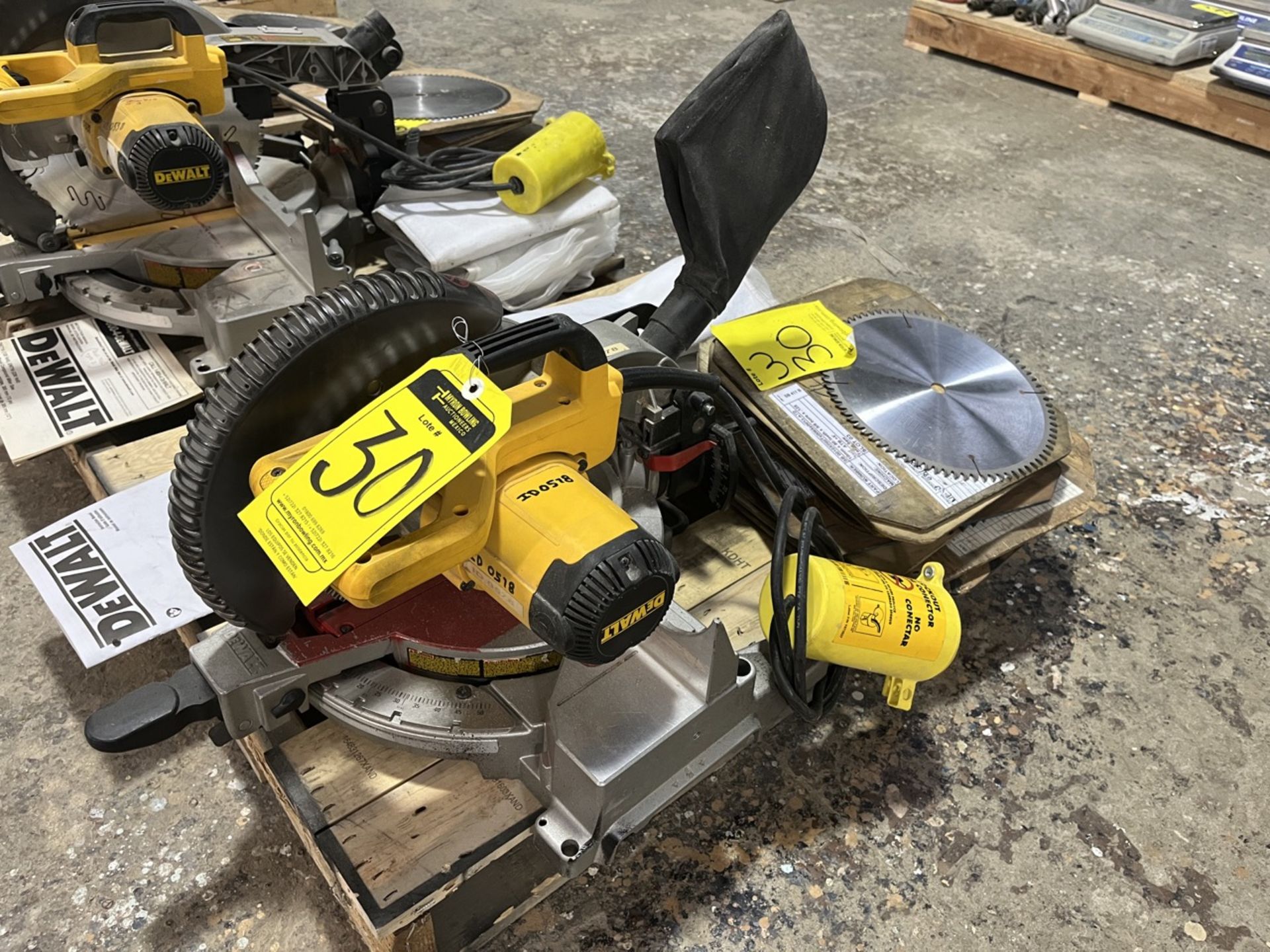 DEWALT 12" Miter Saw, Model DWS780, Serial No. SS, 120V, Includes 5 different sized blades and dust - Image 4 of 10