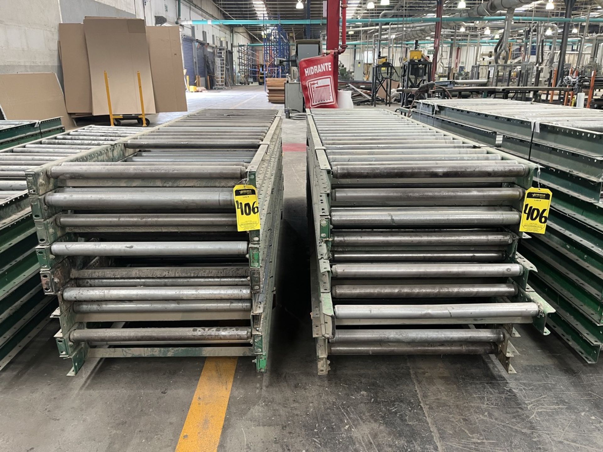 18 pieces of roller conveyor belt measuring approx. 79 cm wide by 3 m long. / 18 Piezas de banda tr