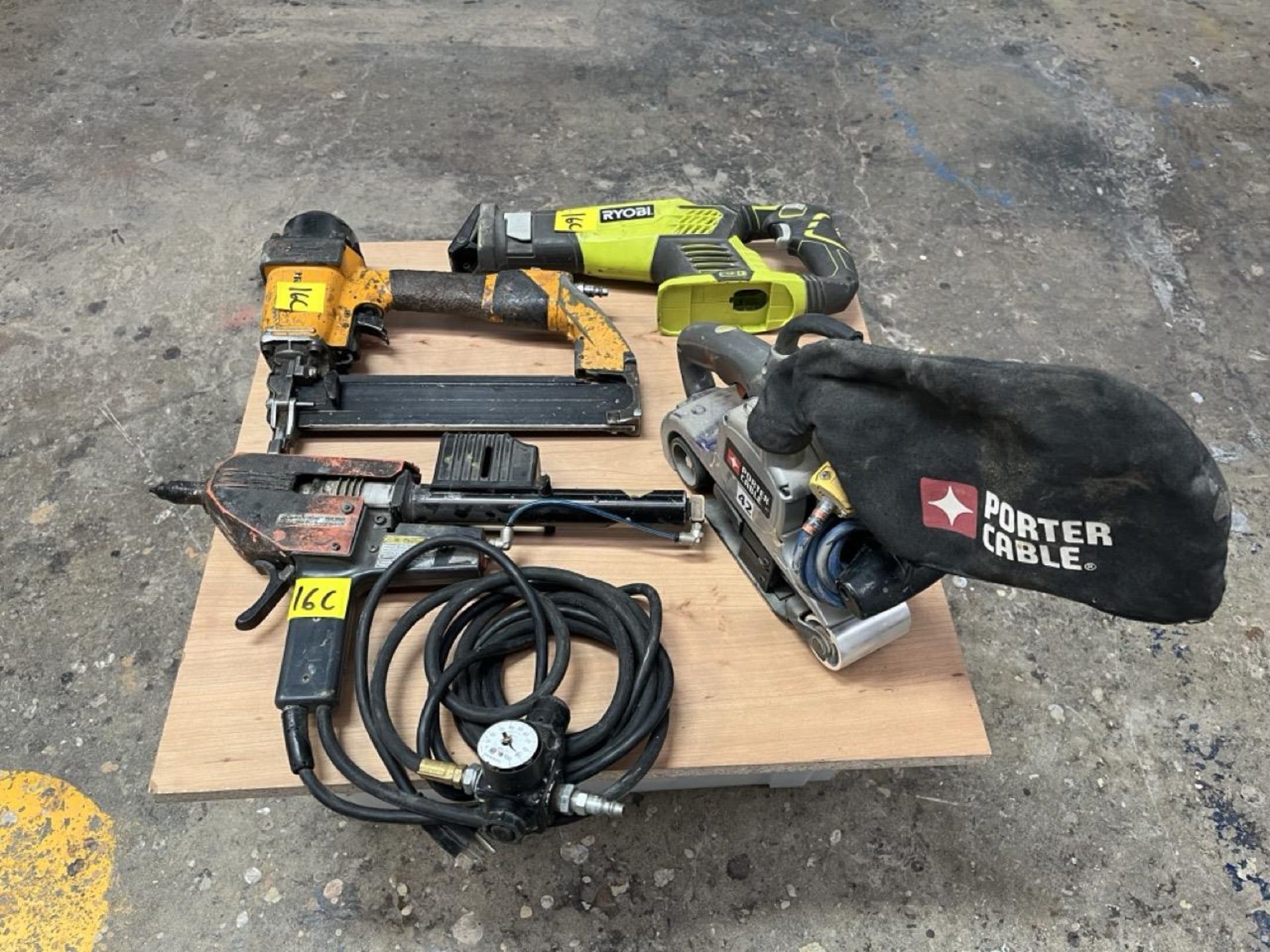 Lot of 4 pieces contains: 1 Porter electric sander with dust collector; 1 Ryobi wood saw without ba - Image 2 of 14