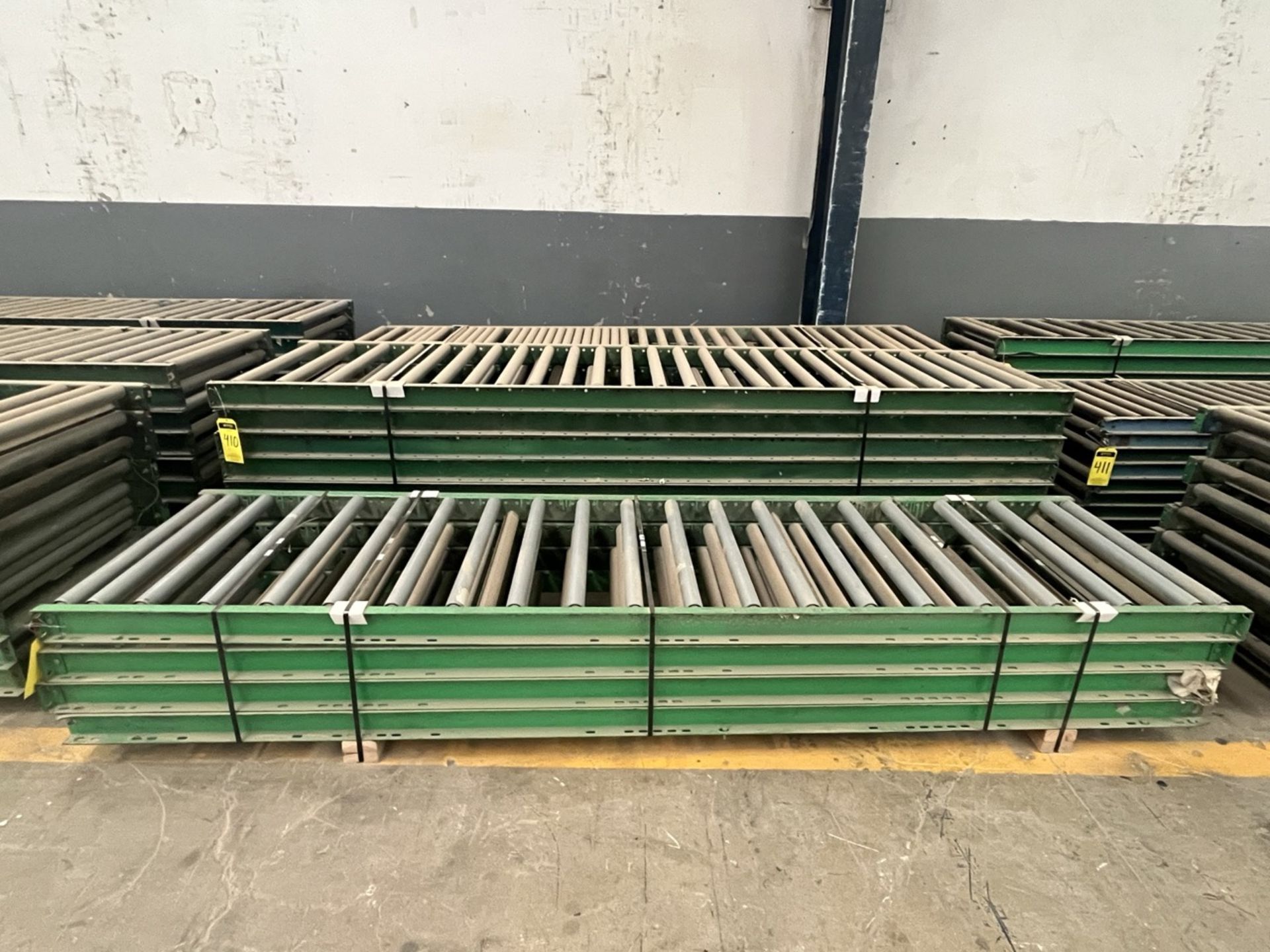 19 pieces of roller conveyor belt measuring approx. 79 cm wide x 3.05 m long each. / 19 Piezas de b