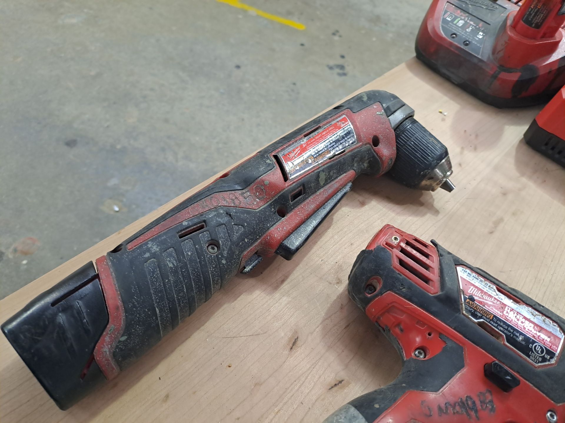 Lot of 4 pieces contains: 2 Milwaukee cordless drills (includes 2 chargers and 1 extra battery); 1 - Image 3 of 8