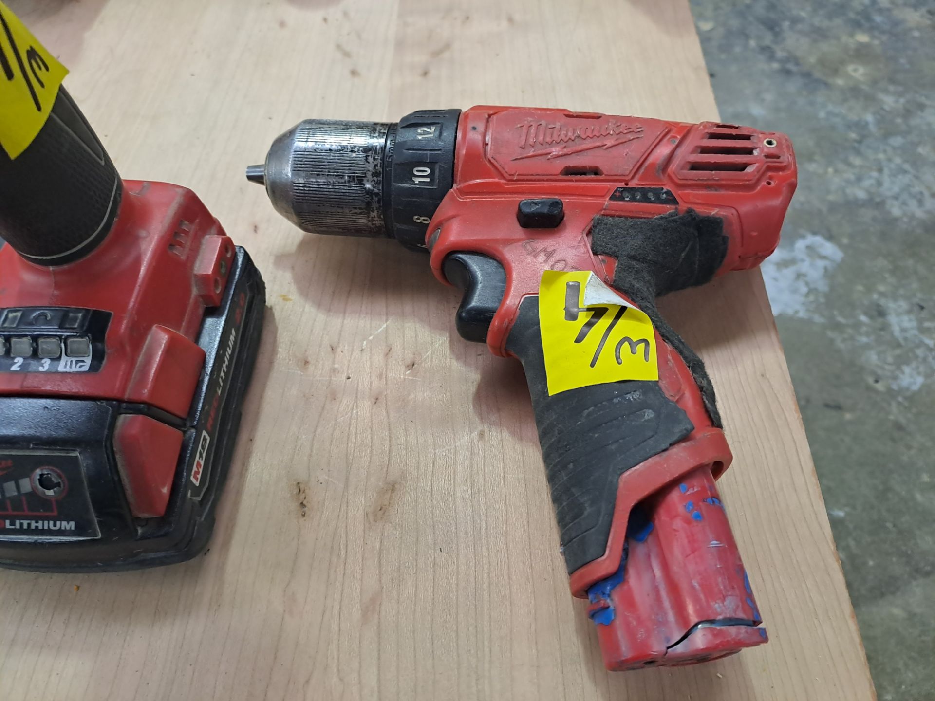 Lot of 4 pieces contains: 2 Milwaukee cordless drills (includes 2 chargers and 1 extra battery); 1 - Image 6 of 8