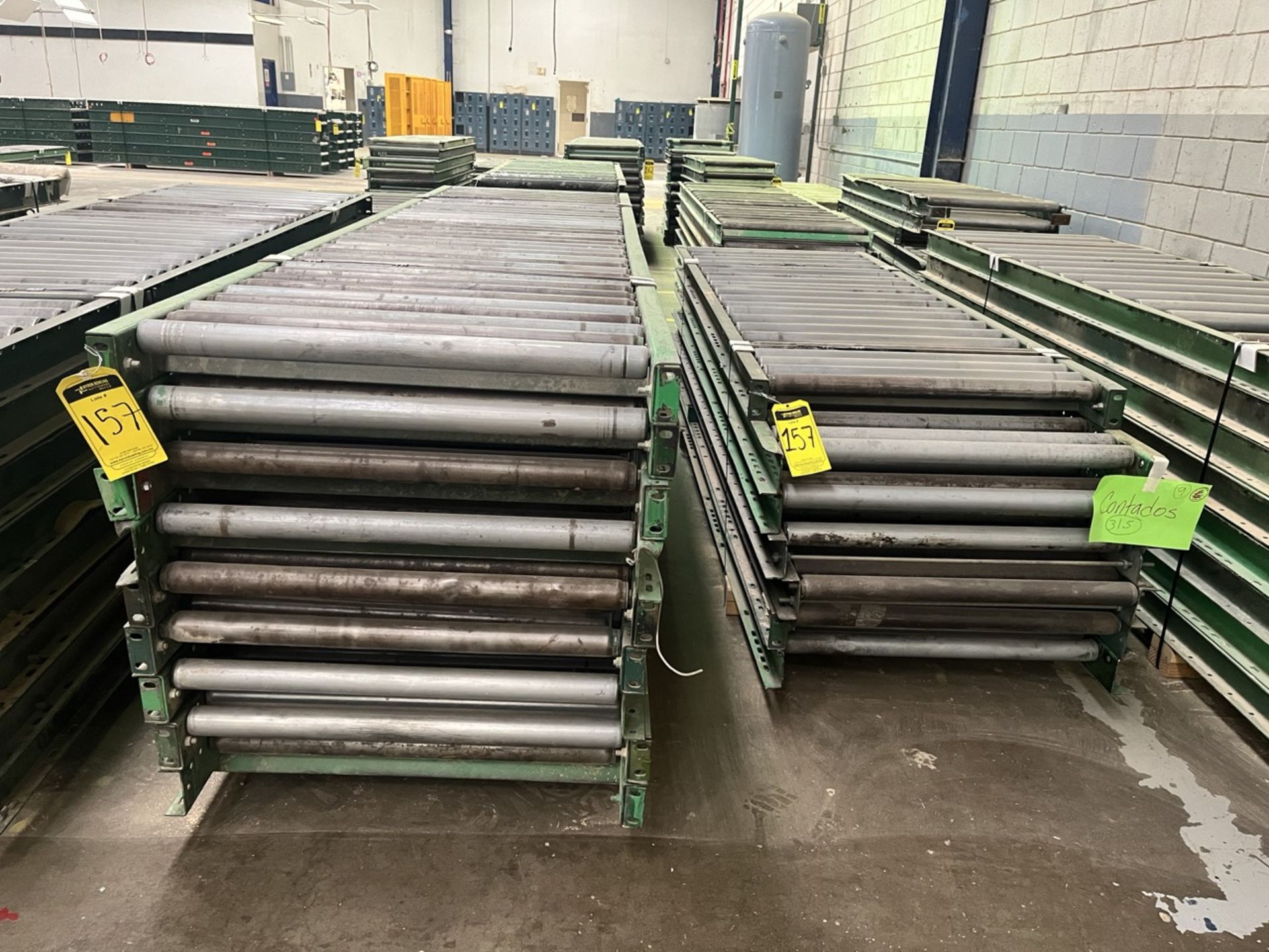 16 pieces of roller conveyor belt measuring approx. 79 cm wide by different lengths. / 16 Piezas de