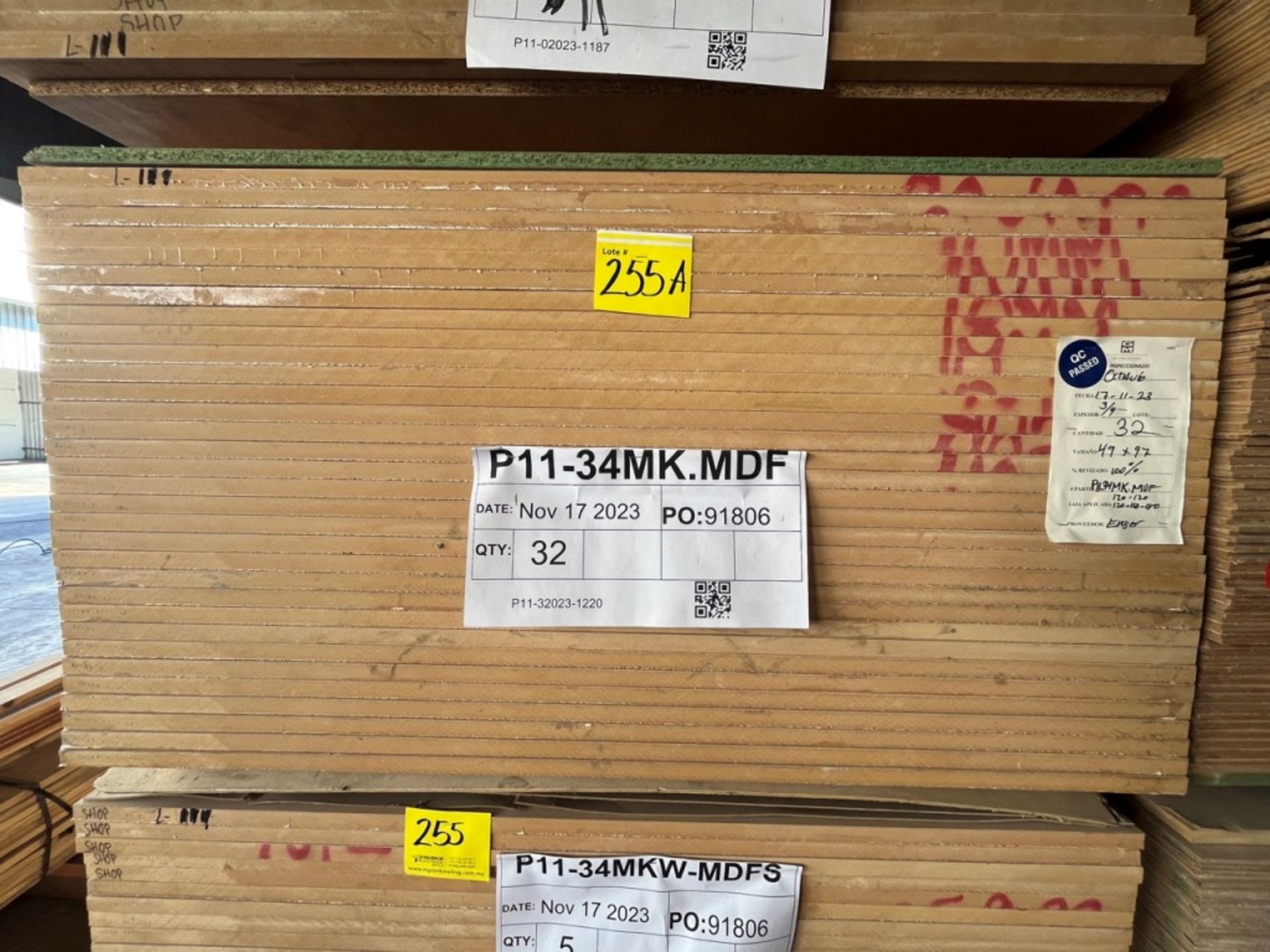 Lot of 32 pieces of wood in 3/4 MK.MDF material measuring 4 x 8 ft. / (NUEVO) Lote de 32 piezas de