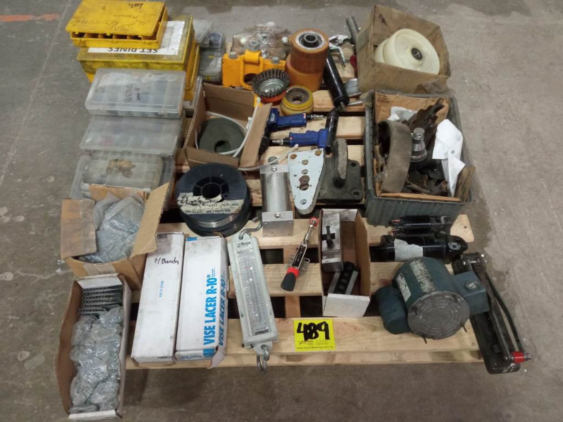 Lot of diverse parts contains: Screws, starters, forklift pads, electrocos, staples, gaskets, pneum