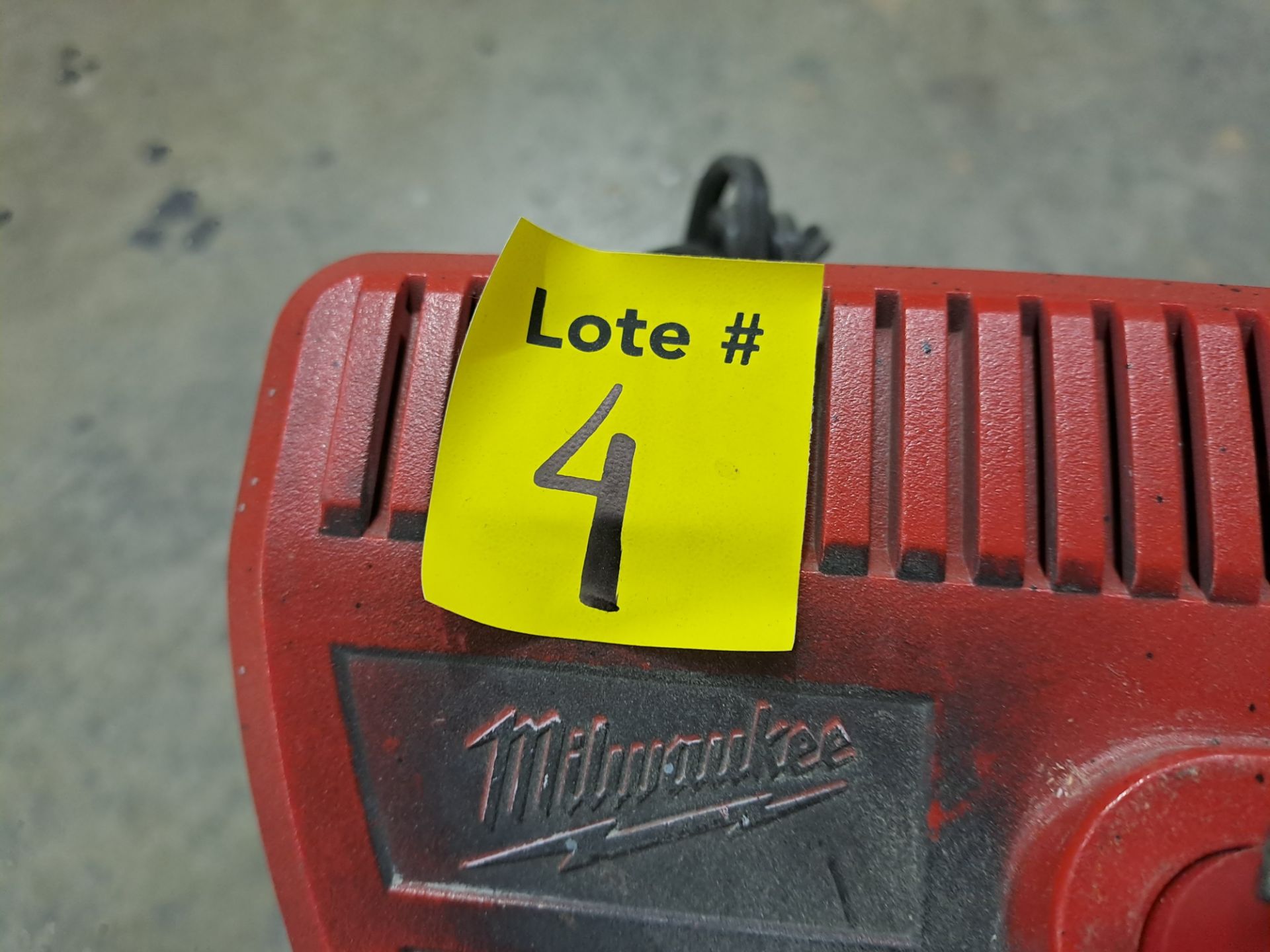 Lot of 4 pieces contains: 2 Milwaukee cordless drills (includes 2 chargers and 1 extra battery); 1 - Image 8 of 8