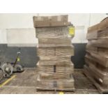 (NEW) Pallet with 24 boxes of plastic corner protectors for packaging; approximately 900 pieces per
