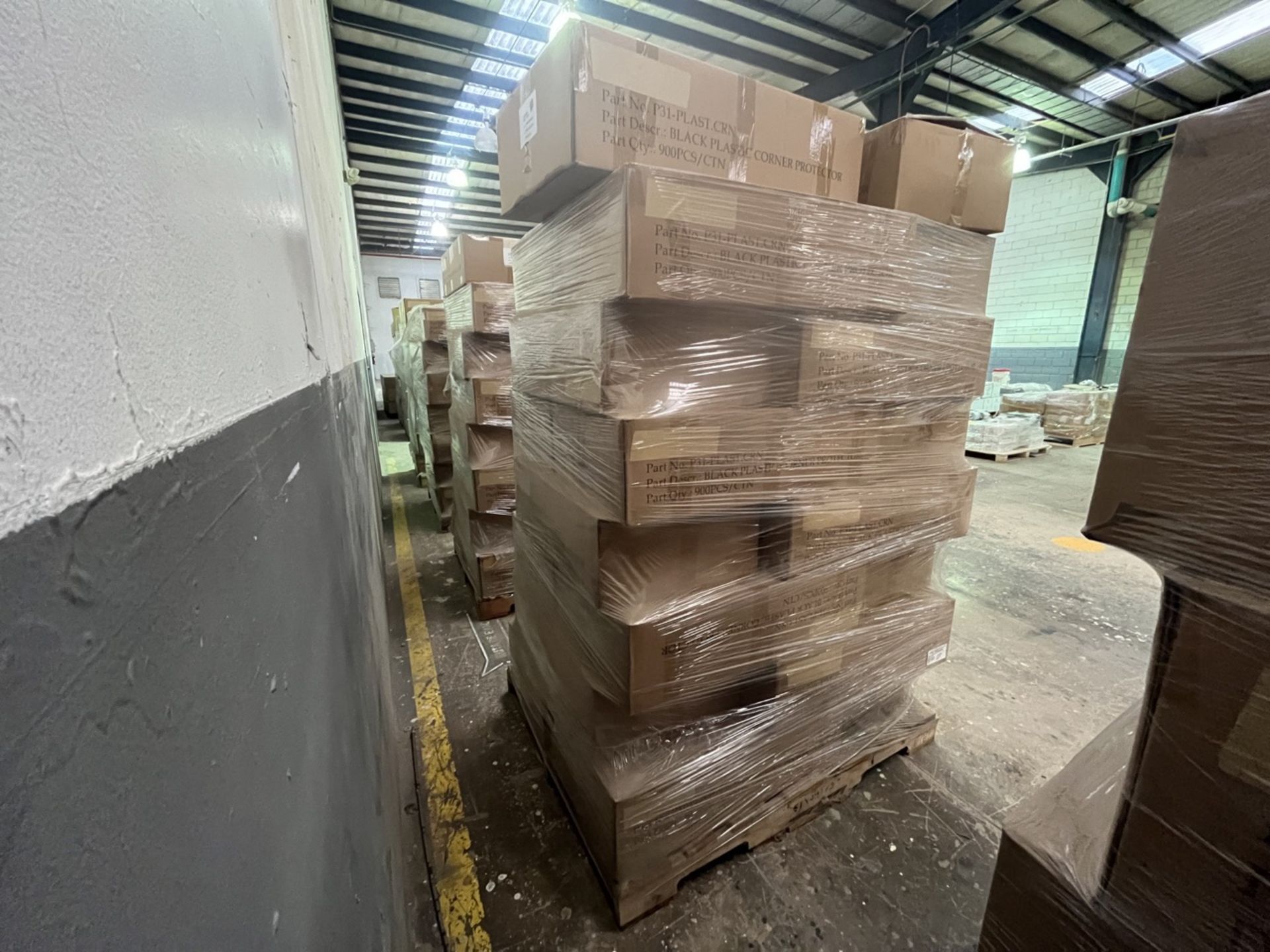 (NEW) Pallet with 23 boxes of plastic corner protectors for packaging; approximately 900 pieces per - Image 4 of 10