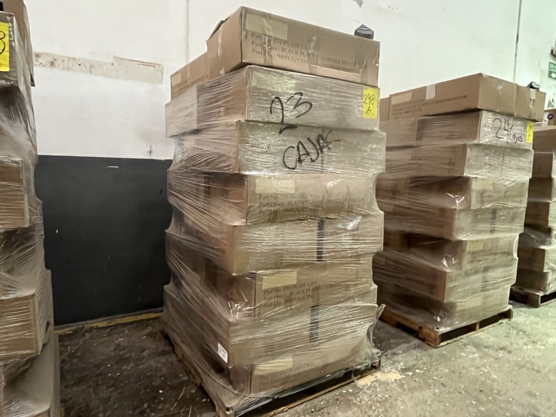 (NEW) Pallet with 23 boxes of plastic corner protectors for packaging; approximately 900 pieces per - Image 2 of 10