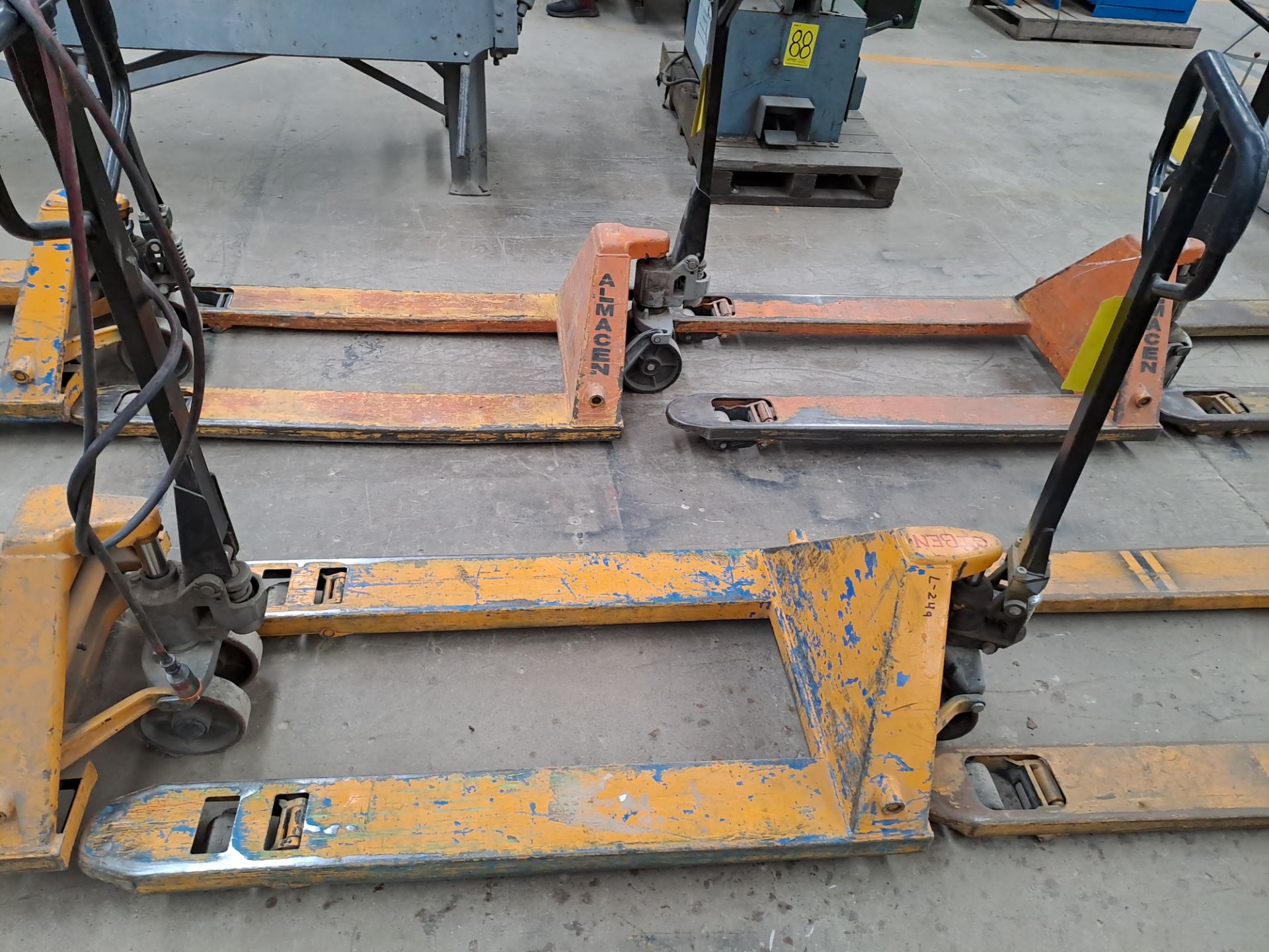 2 Hydraulic pallet truck with a maximum capacity of 5500 lbs. / 2 Traspaleta hidraulica con capacid - Image 3 of 5