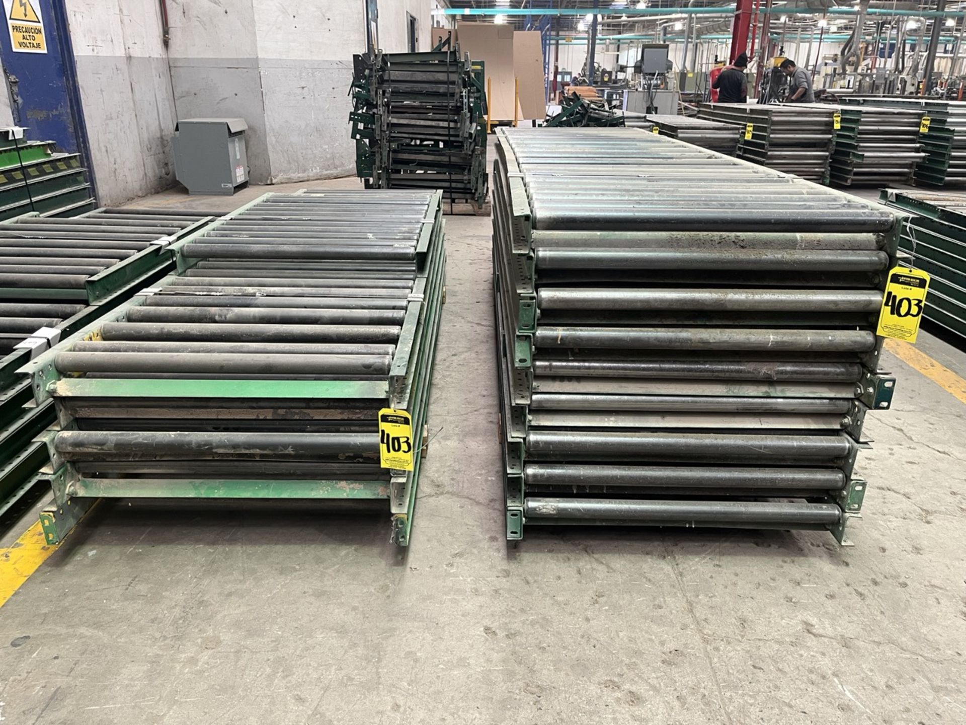 15 pieces of roller conveyor belt measuring approx. 79 cm wide by different lengths. / 15 Piezas de