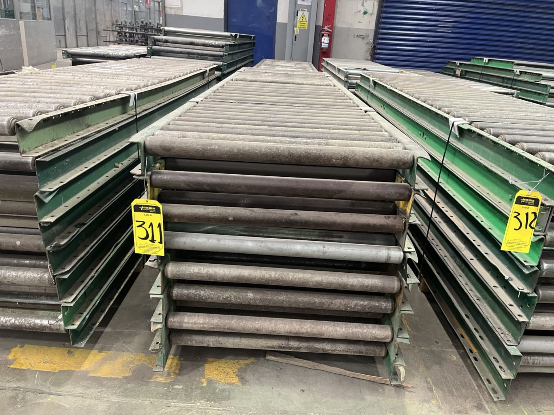15 pieces of roller conveyor belt measuring approx. 79 cm wide x 3 m long. / 15 Piezas de banda tra