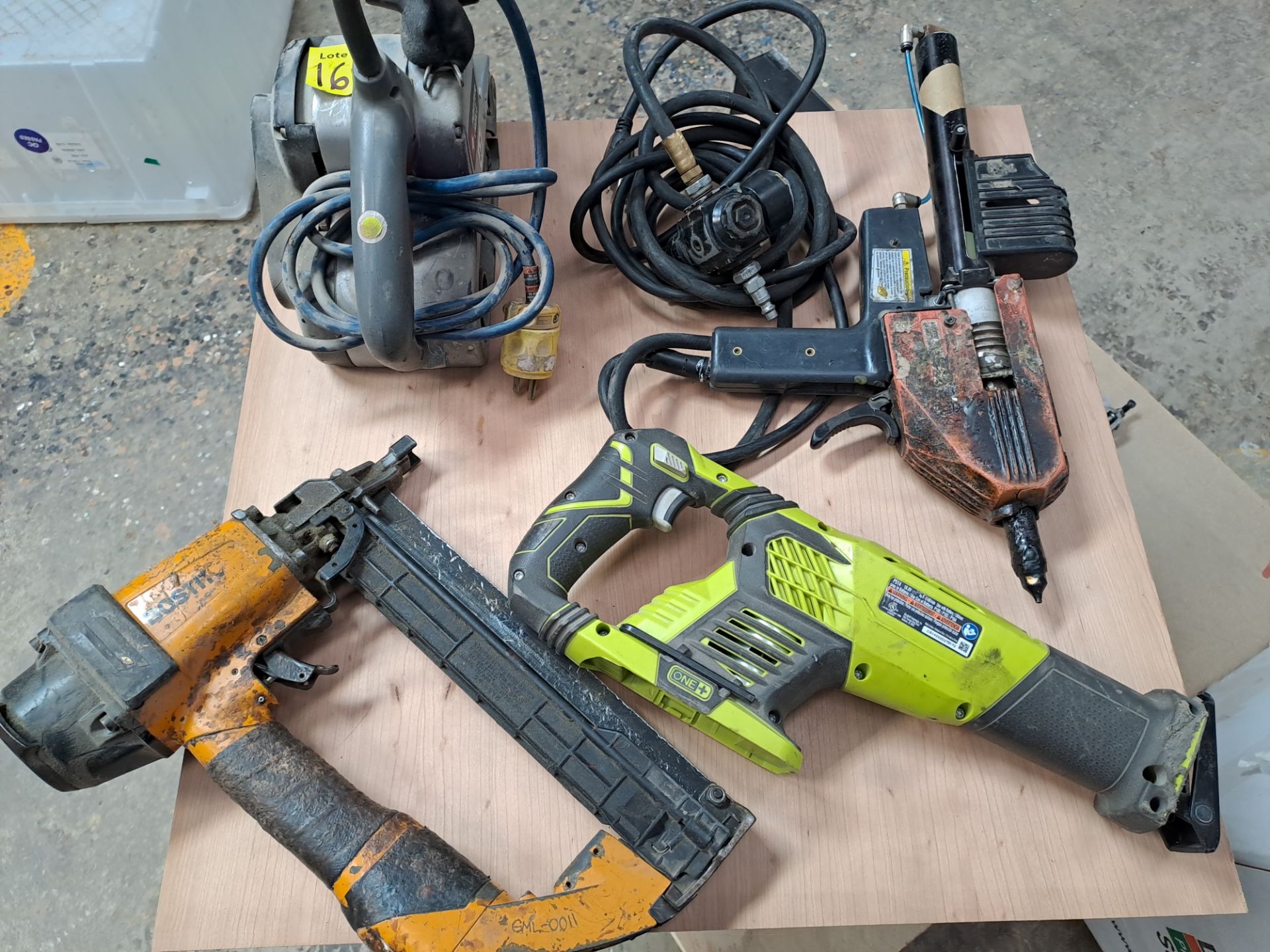Lot of 4 pieces contains: 1 Porter electric sander with dust collector; 1 Ryobi wood saw without ba - Image 5 of 14