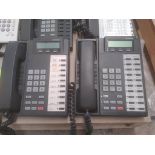 Toshiba switch, model DKSUE424A, includes 18 telephones and box with 6 switch cards. / Conmutador m