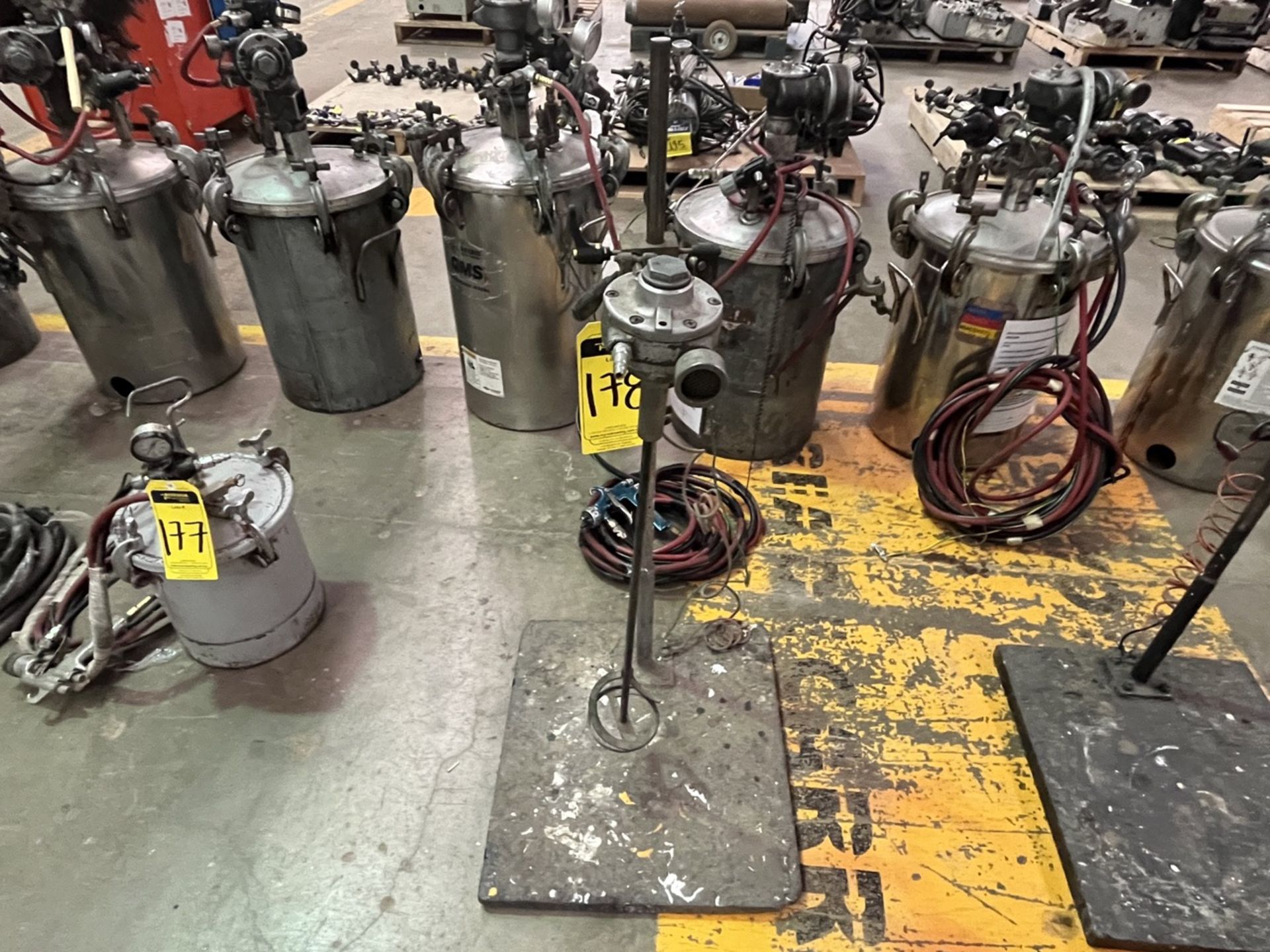 3 Pneumatic paint stirrers with base, Make ND, Serial No. SS, (please inspect). / 3 Revolvedoras ne