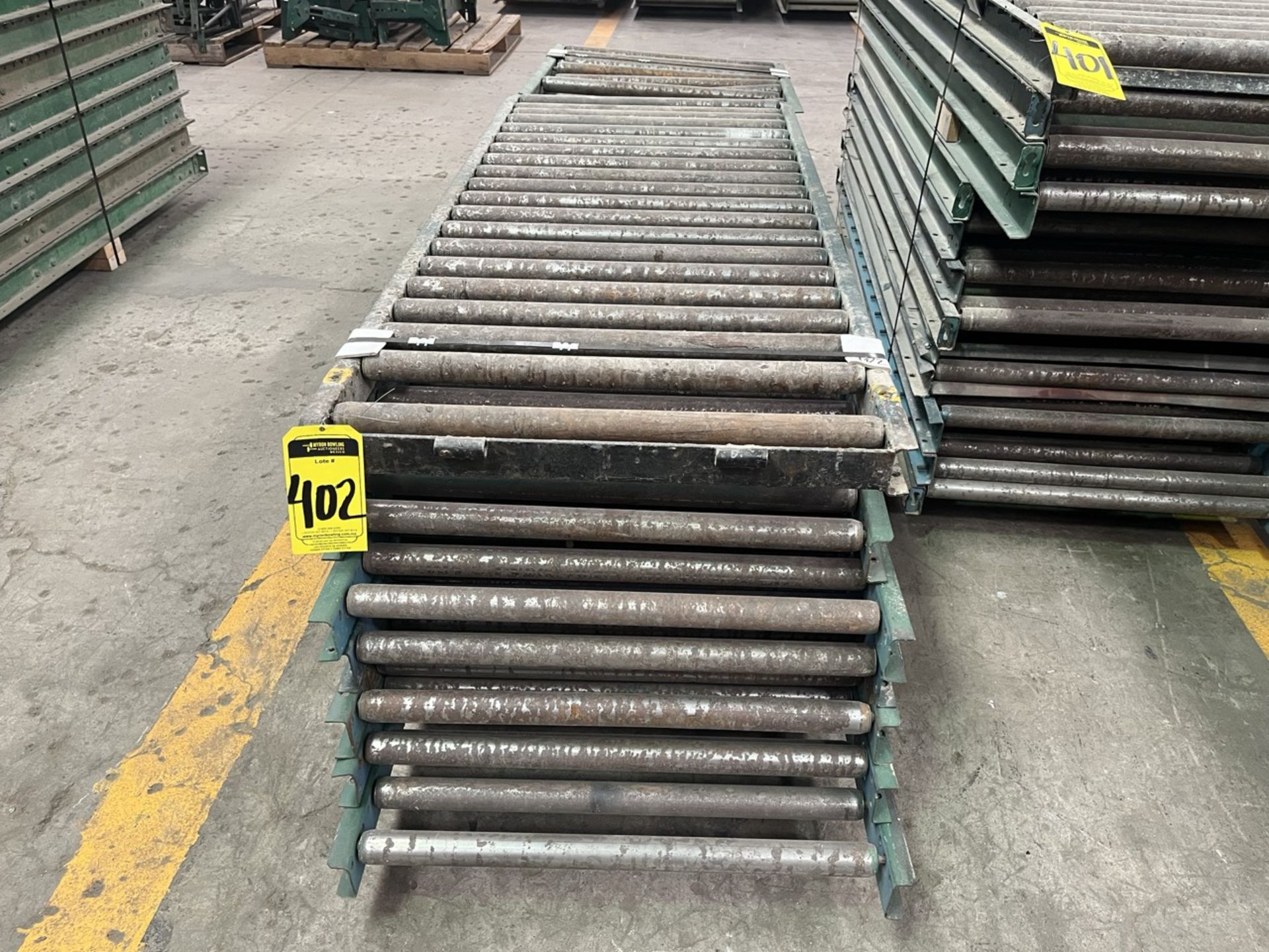 19 pieces of roller conveyor belt measuring approx. 79 cm wide by different lengths. / 19 Piezas de