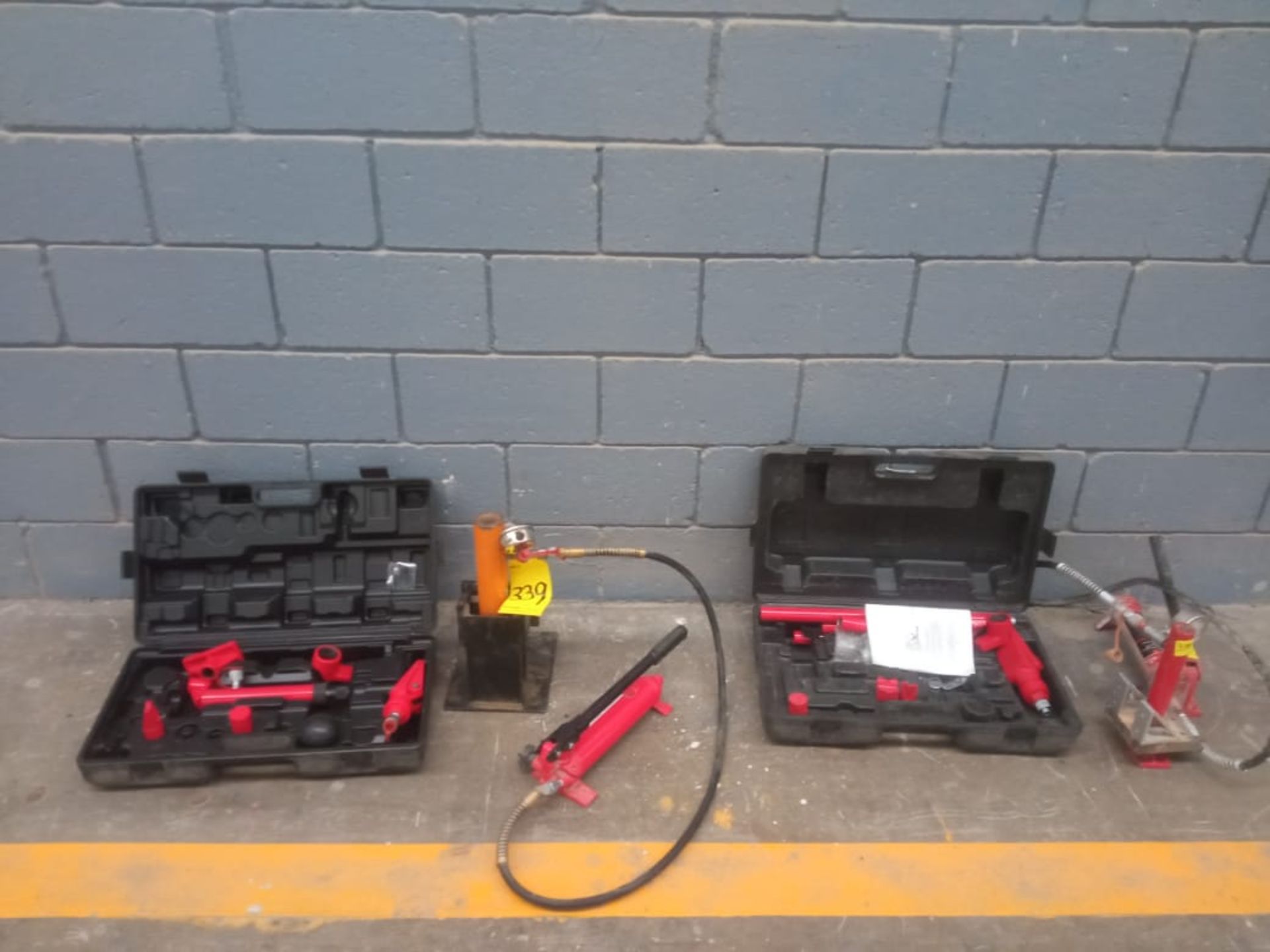 Lot of 3 pieces contains: 2 hydraulic lifts of different brands; 1 box of air hoses of different ca - Image 10 of 13