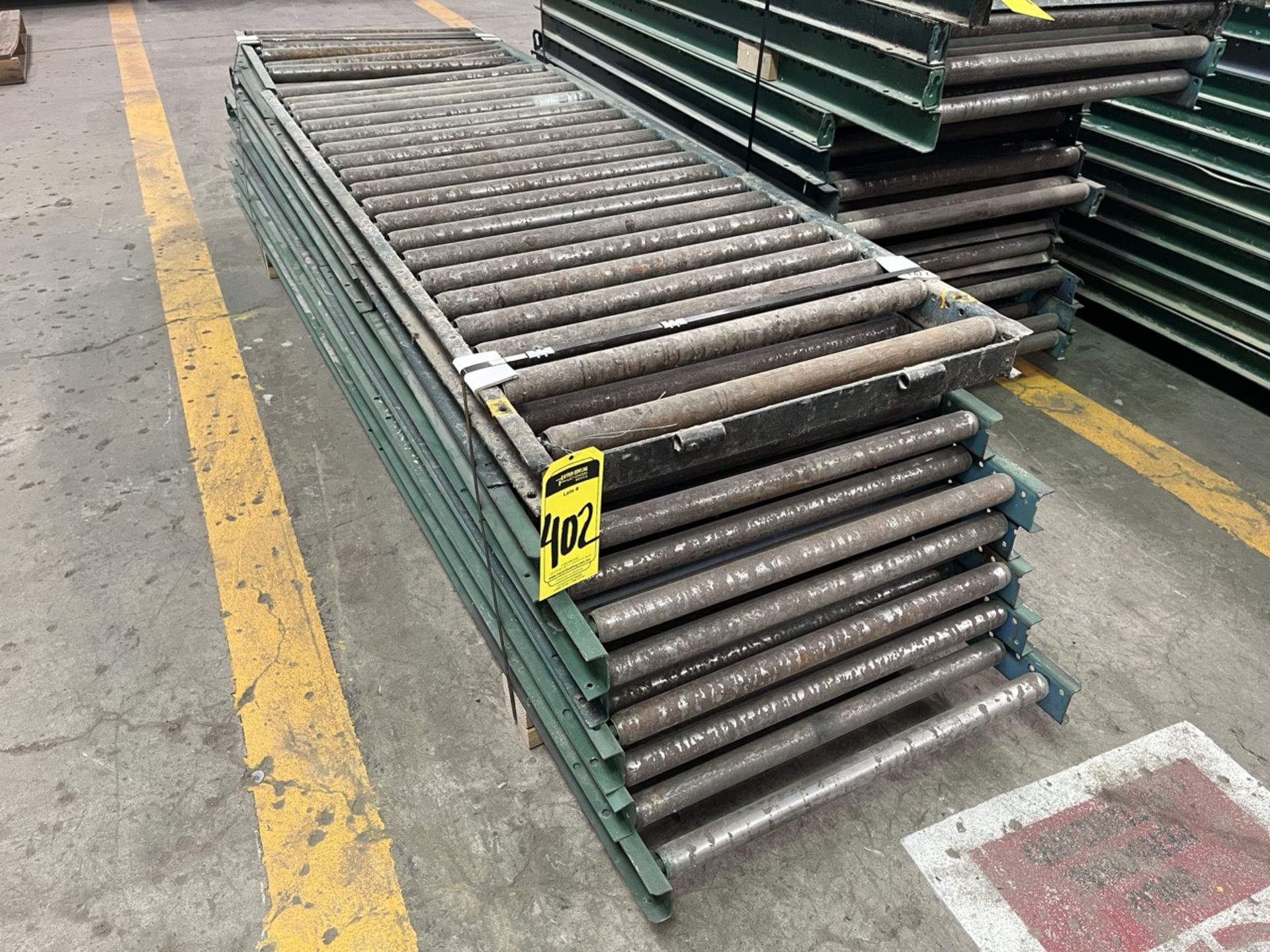 19 pieces of roller conveyor belt measuring approx. 79 cm wide by different lengths. / 19 Piezas de - Image 2 of 6