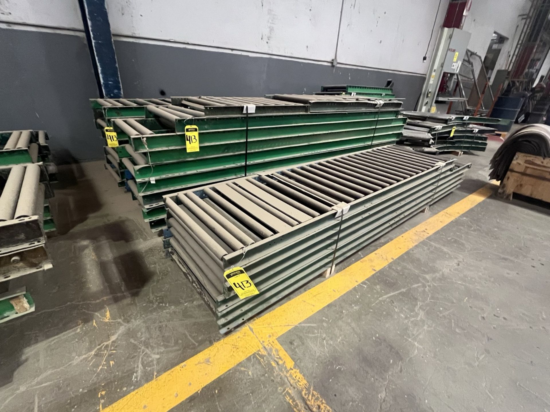 21 pieces of roller conveyor belt measuring approx. 66 cm wide x 3.05 m long each. / 21 Piezas de b - Image 2 of 5