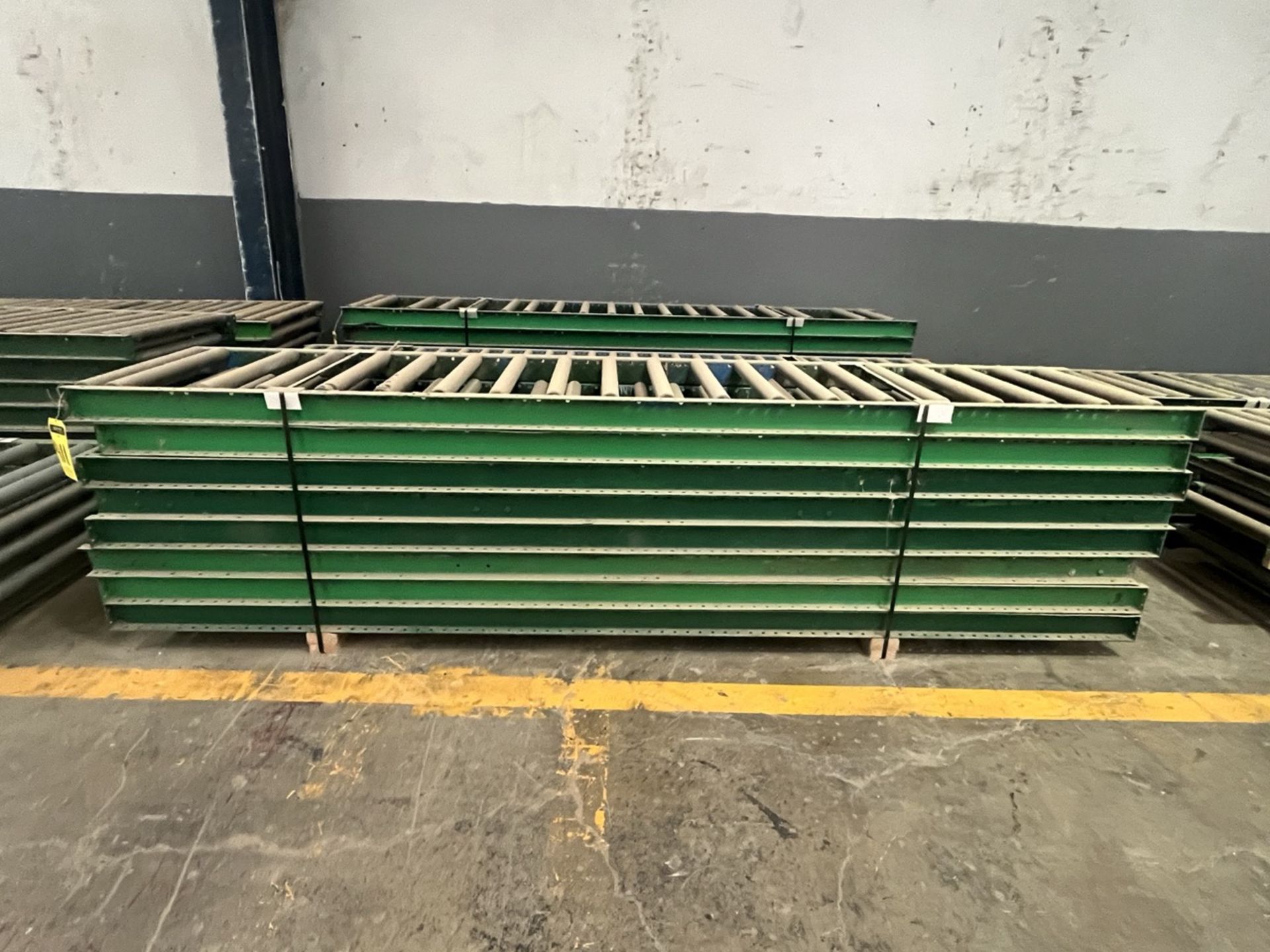 25 pieces of roller conveyor belt measuring approx. 65 cm wide x 3.05 m long each. / 25 Piezas de b