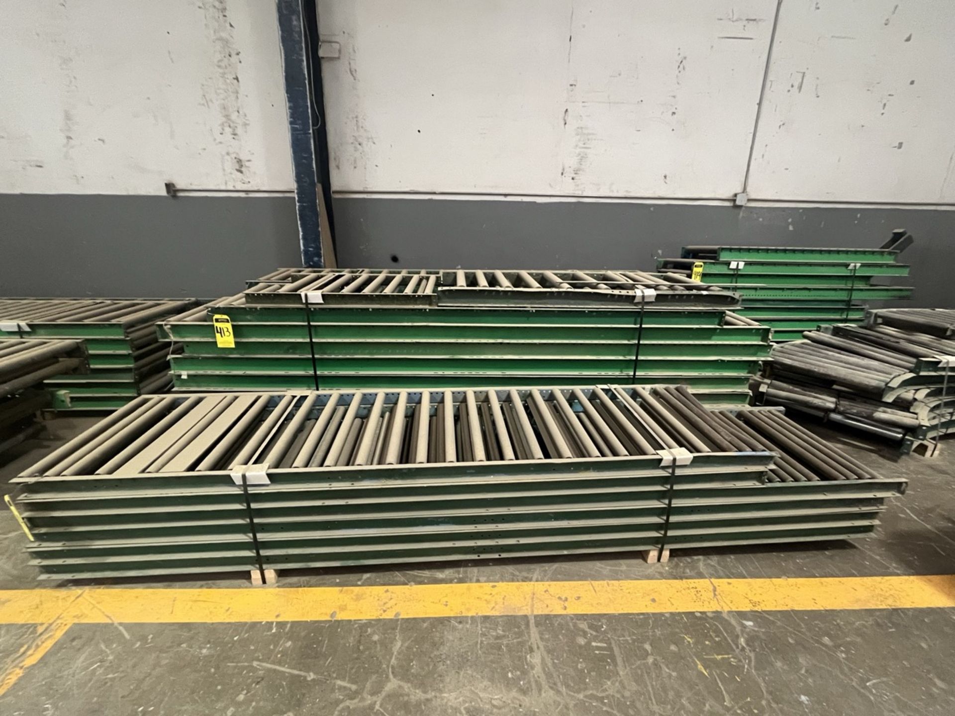 21 pieces of roller conveyor belt measuring approx. 66 cm wide x 3.05 m long each. / 21 Piezas de b