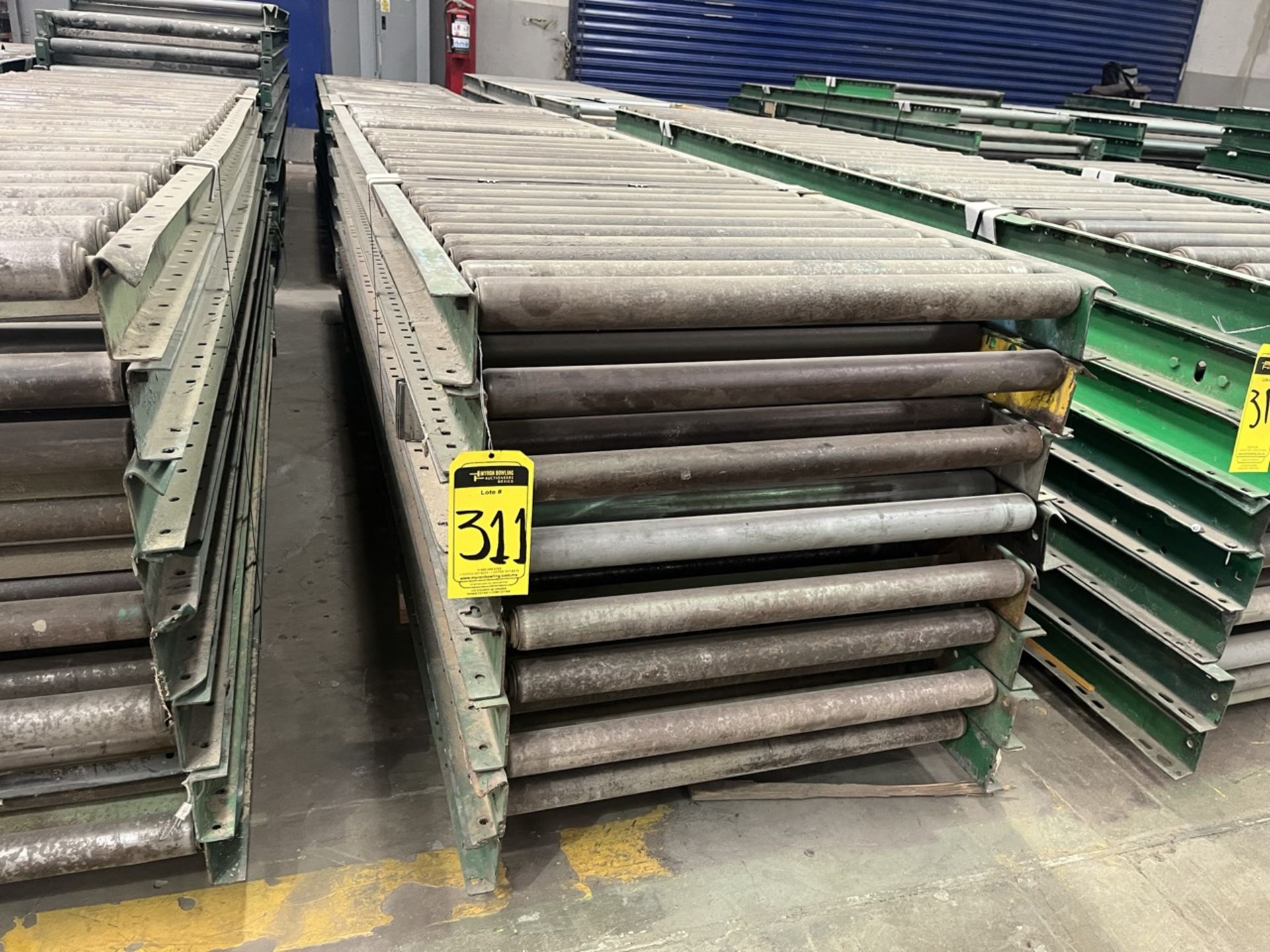 15 pieces of roller conveyor belt measuring approx. 79 cm wide x 3 m long. / 15 Piezas de banda tra - Image 2 of 4