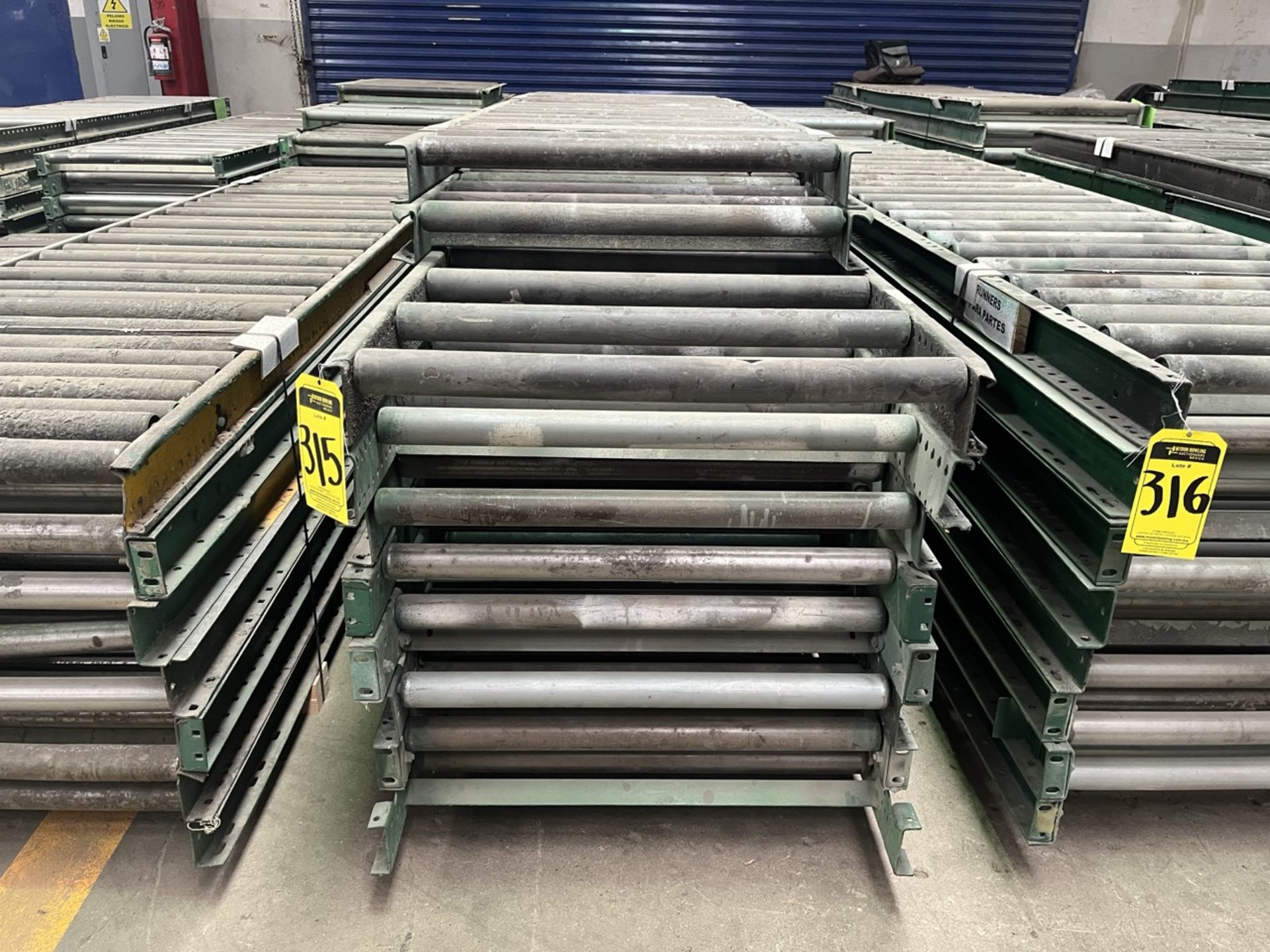 19 pieces of roller conveyor belt measuring approx. 79 cm wide by different lengths. / 19 Piezas de