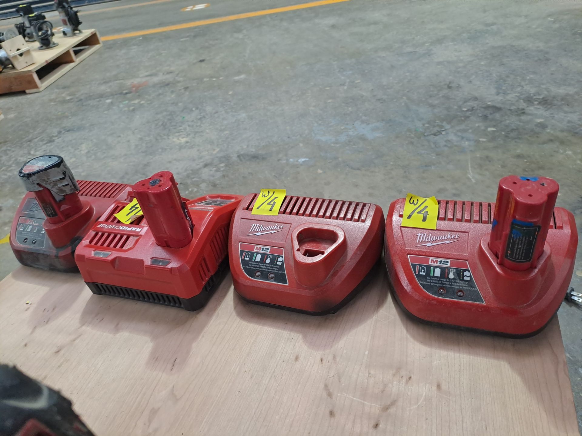 Lot of 4 pieces contains: 2 Milwaukee cordless drills (includes 2 chargers and 1 extra battery); 1 - Image 7 of 8