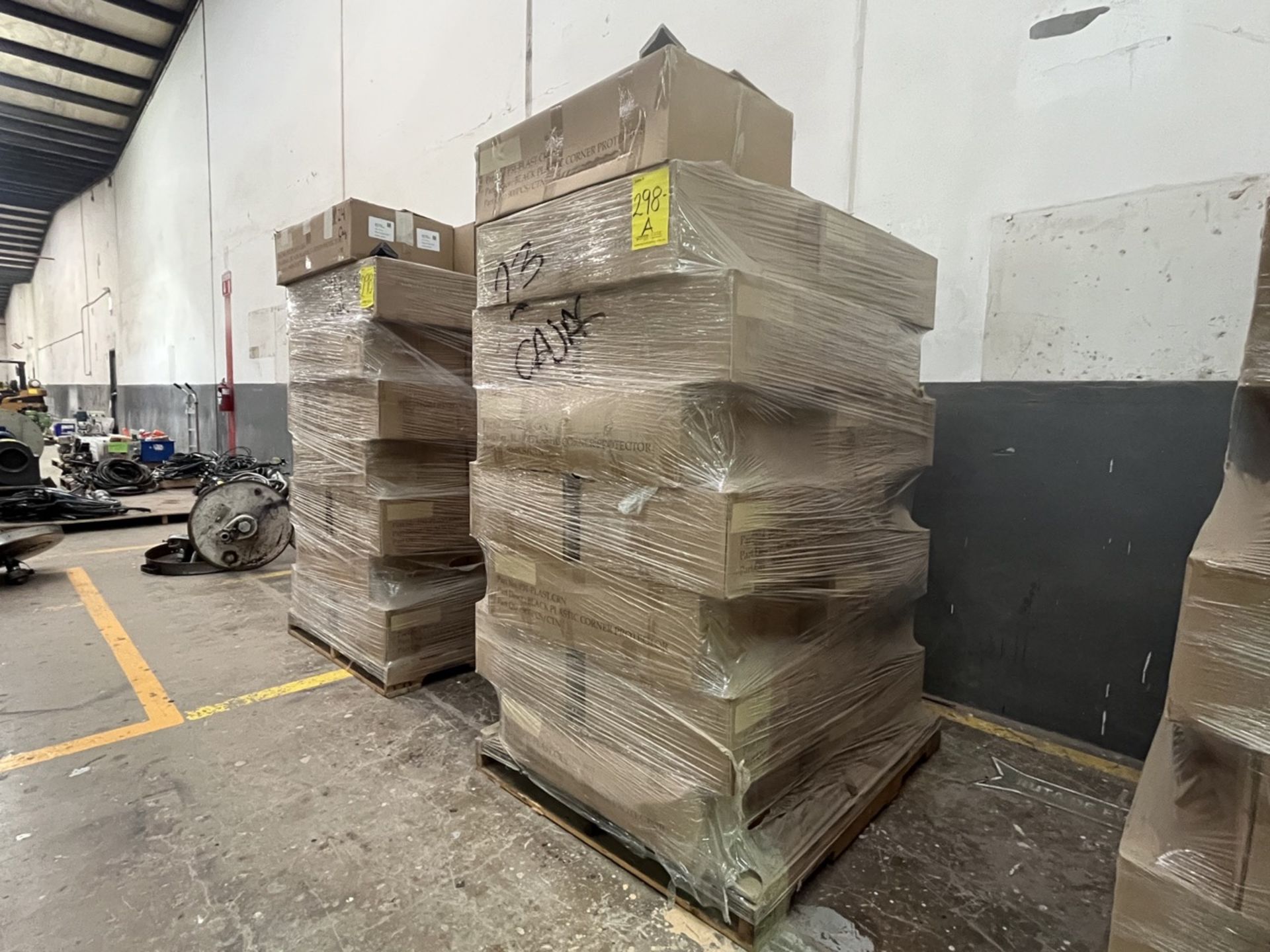 (NEW) Pallet with 23 boxes of plastic corner protectors for packaging; approximately 900 pieces per - Image 3 of 10