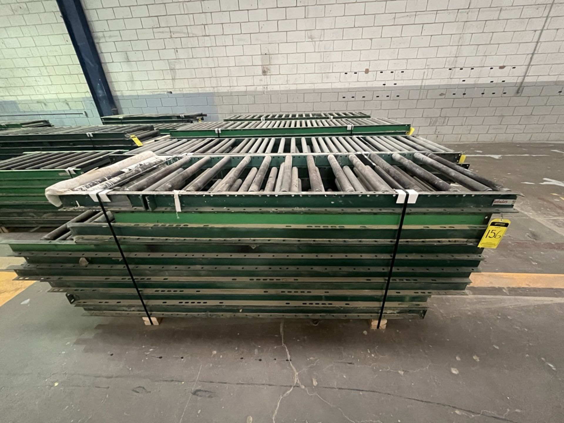 16 pieces of roller conveyor belt measuring approx. 79 cm wide by different lengths. / 16 Piezas de