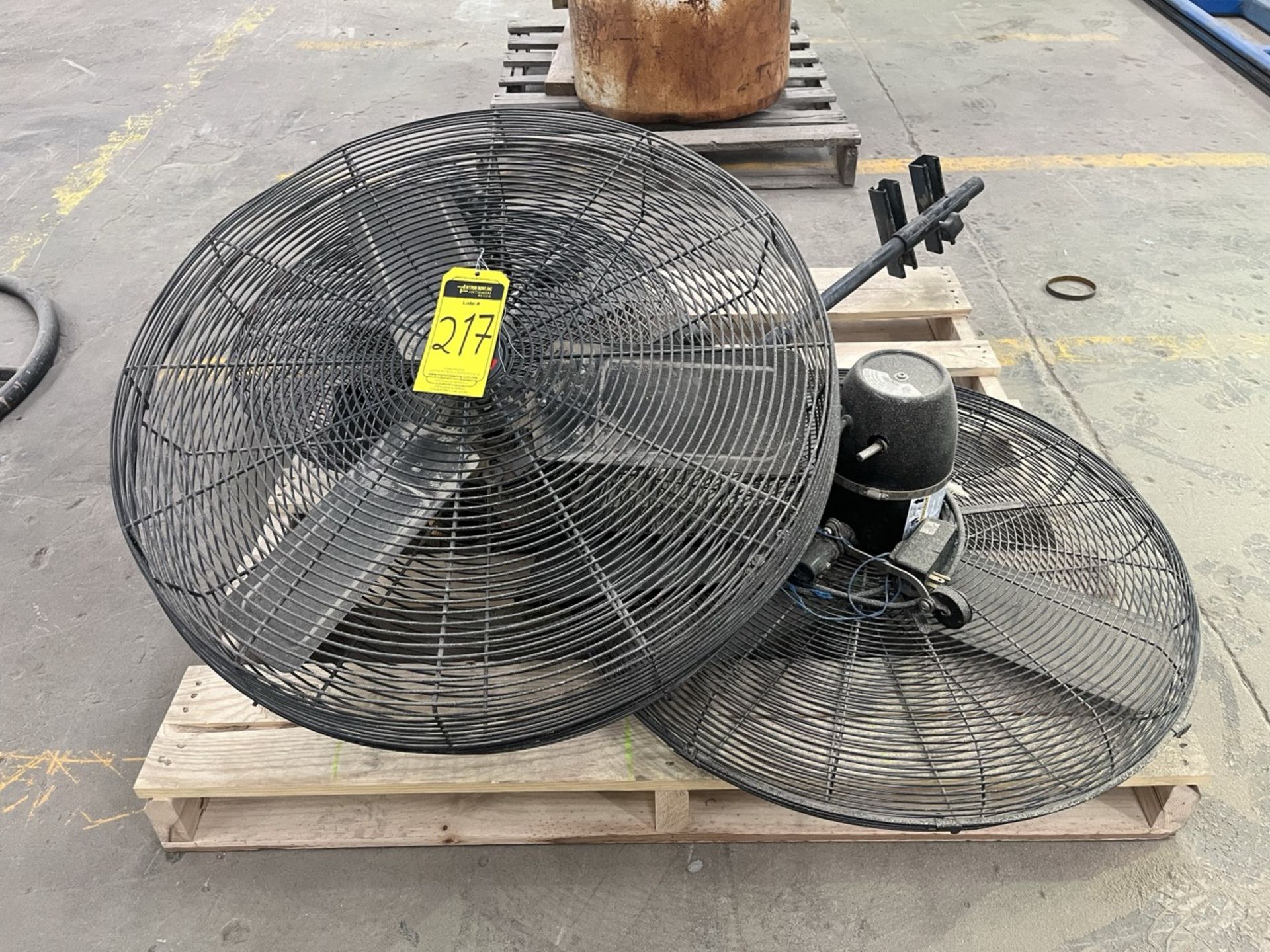 3 Dayton Fans (without base) of approximately 80 cm in diameter. / 3 Ventiladores empotrable (sin b