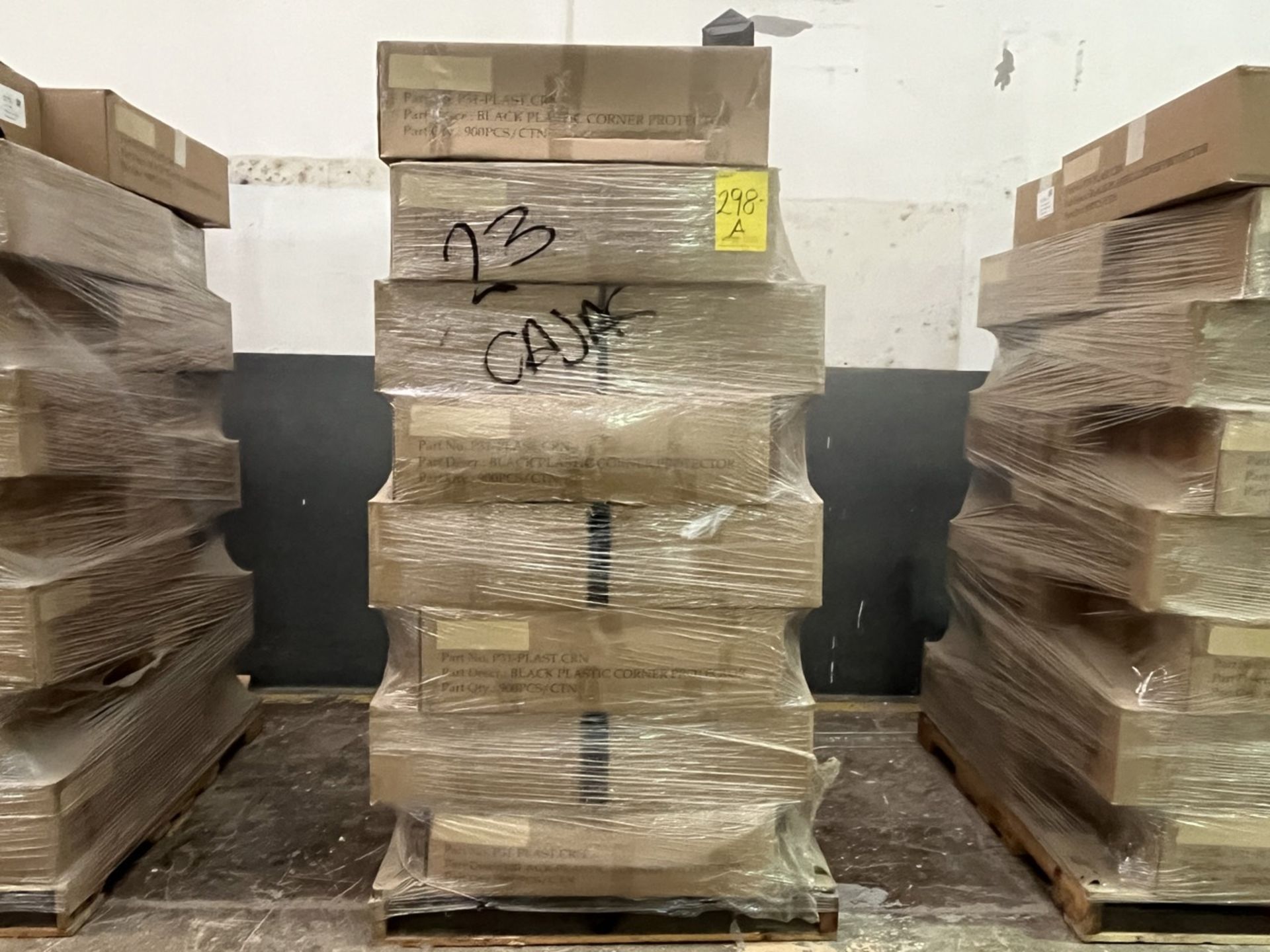 (NEW) Pallet with 23 boxes of plastic corner protectors for packaging; approximately 900 pieces per