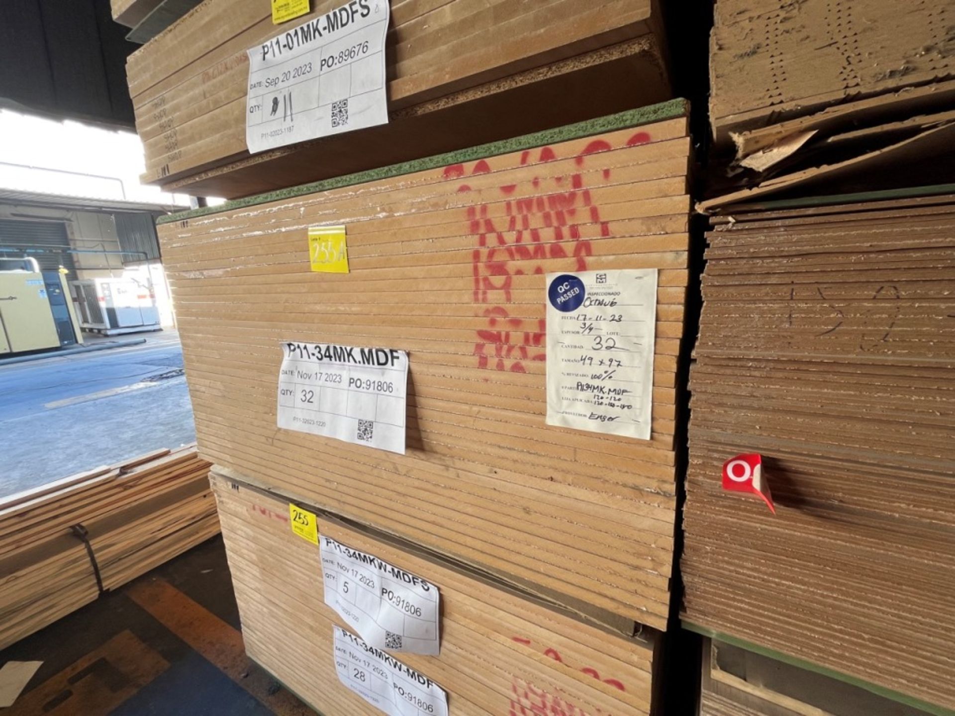 Lot of 32 pieces of wood in 3/4 MK.MDF material measuring 4 x 8 ft. / (NUEVO) Lote de 32 piezas de - Image 3 of 5