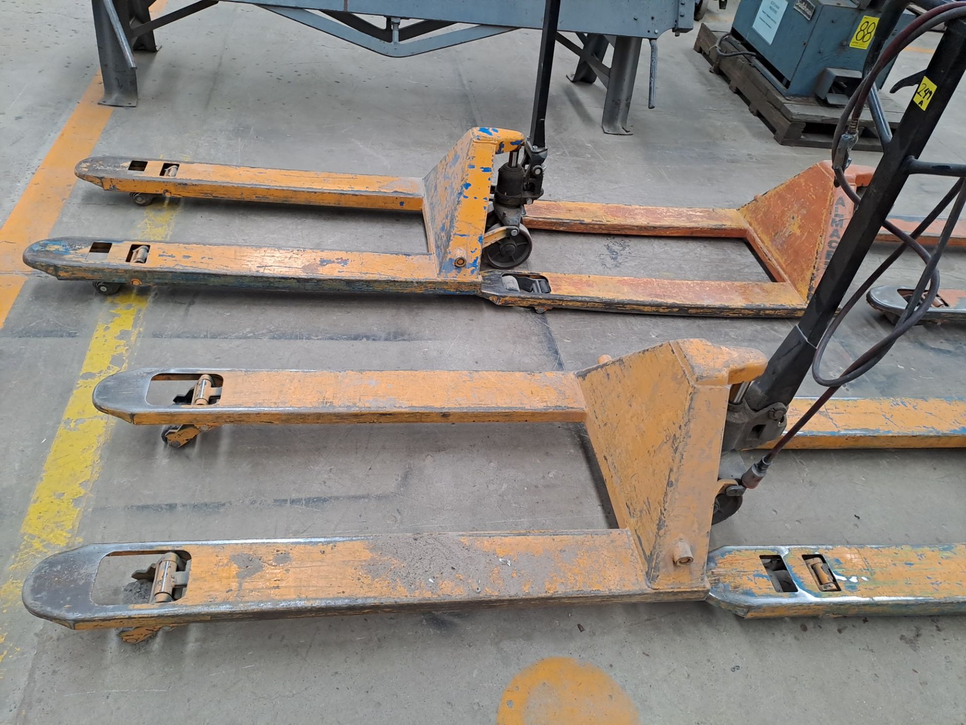 2 Hydraulic pallet truck with a maximum capacity of 5500 lbs. / 2 Traspaleta hidraulica con capacid - Image 2 of 5