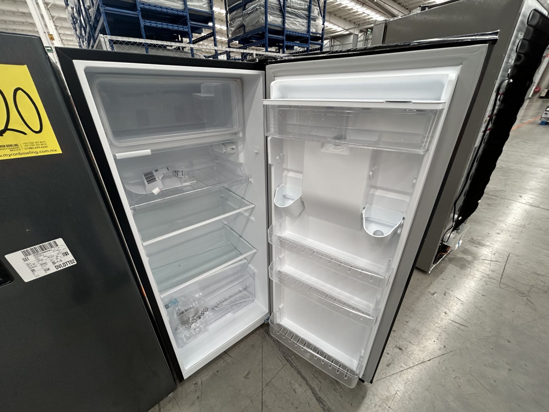 Lote de 2 Refrigeradores contiene: 1 Refrigerador con dispensador de agua Marca ATVIO, Modelo AT66U - Image 4 of 6