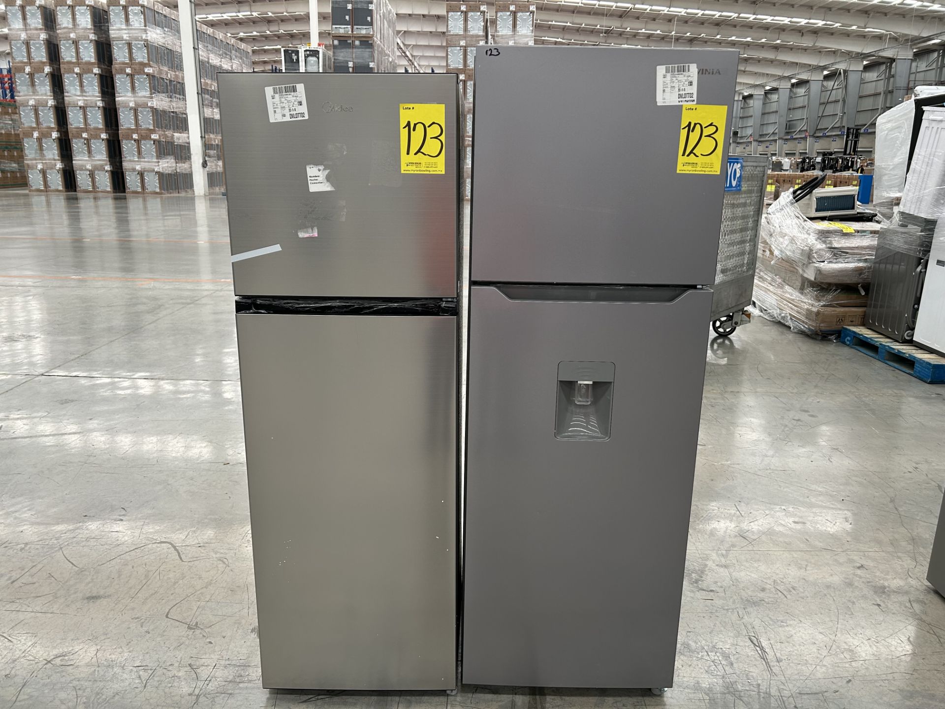 Lote de 2 Refrigeradores contiene: 1 Refrigerador con dispensador de agua Marca MIDEA, Modelo WRT12