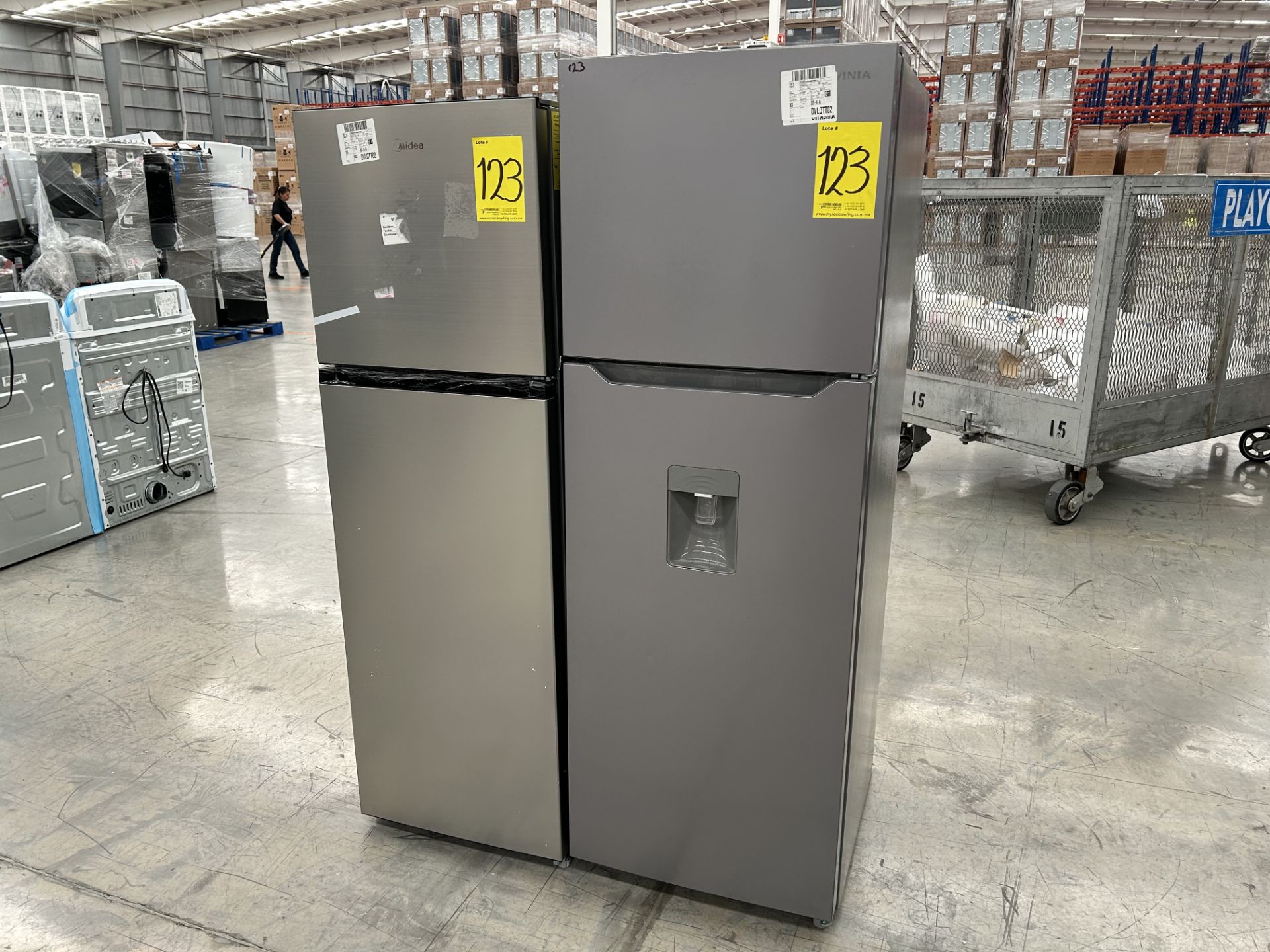 Lote de 2 Refrigeradores contiene: 1 Refrigerador con dispensador de agua Marca MIDEA, Modelo WRT12 - Image 2 of 6