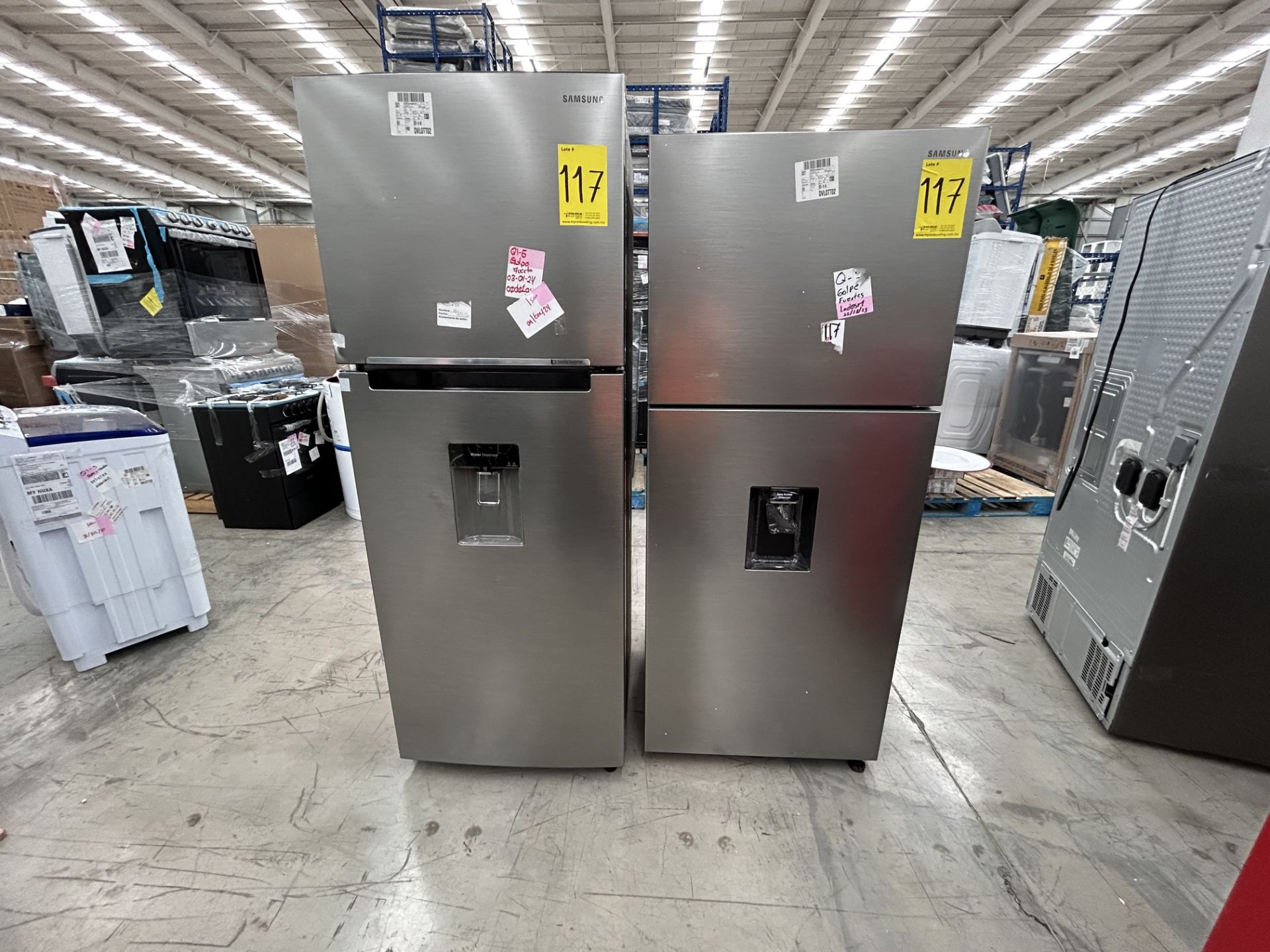 Lote de 2 Refrigeradores contiene: 1 Refrigerador con dispensador de agua Marca SAMSUNG, Modelo RT4