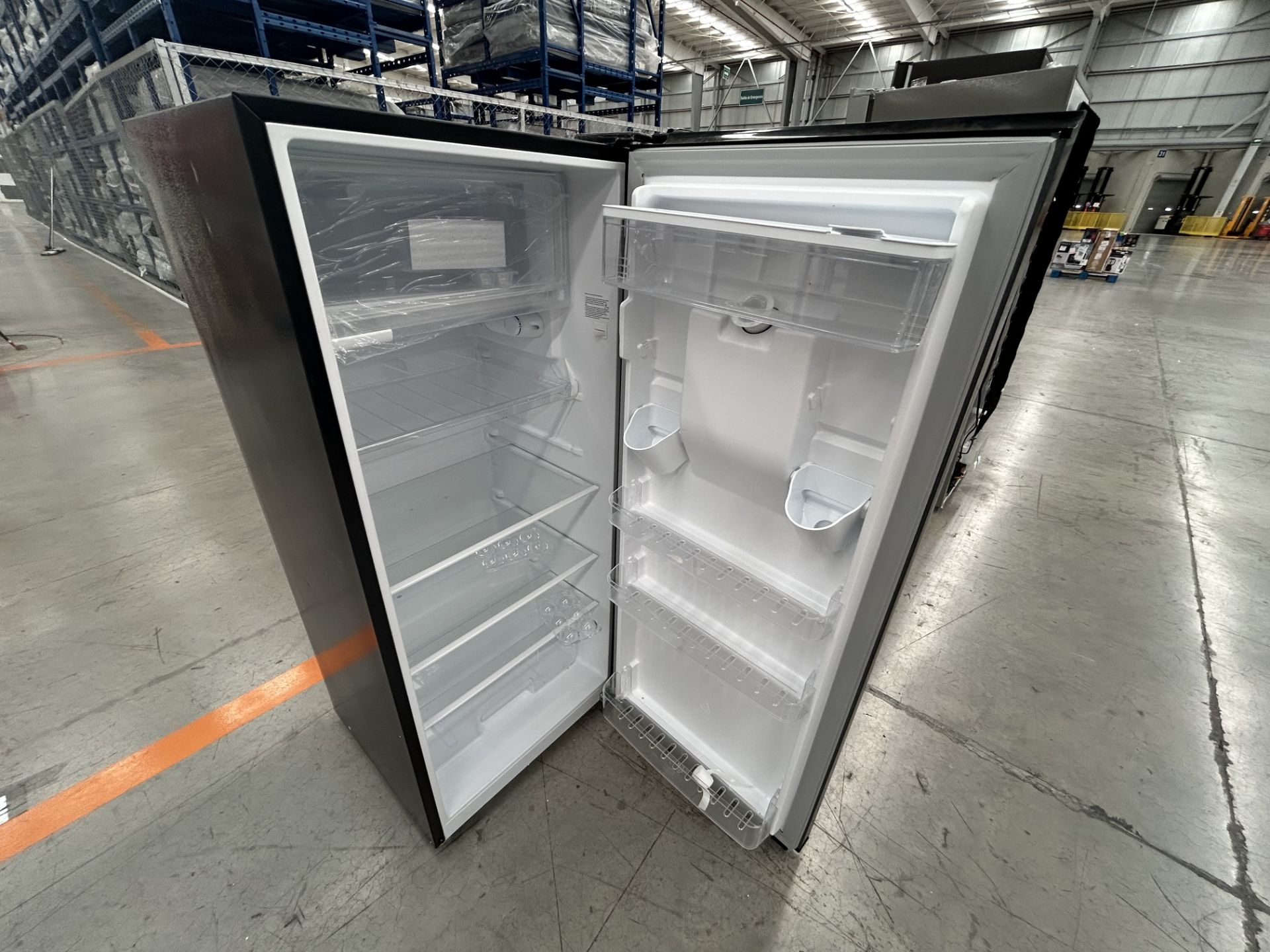 Lote de 2 Refrigeradores contiene: 1 Refrigerador con dispensador de agua Marca ATVIO, Modelo AT66U - Image 5 of 6