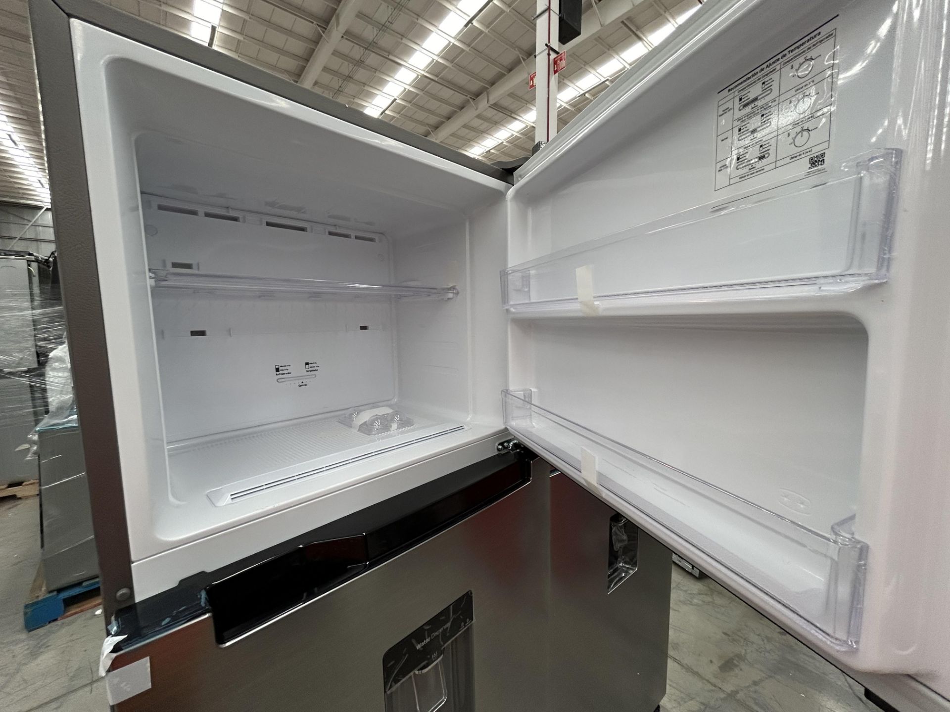 Lote de 2 Refrigeradores contiene: 1 Refrigerador con dispensador de agua Marca SAMSUNG, Modelo RT4 - Image 4 of 8