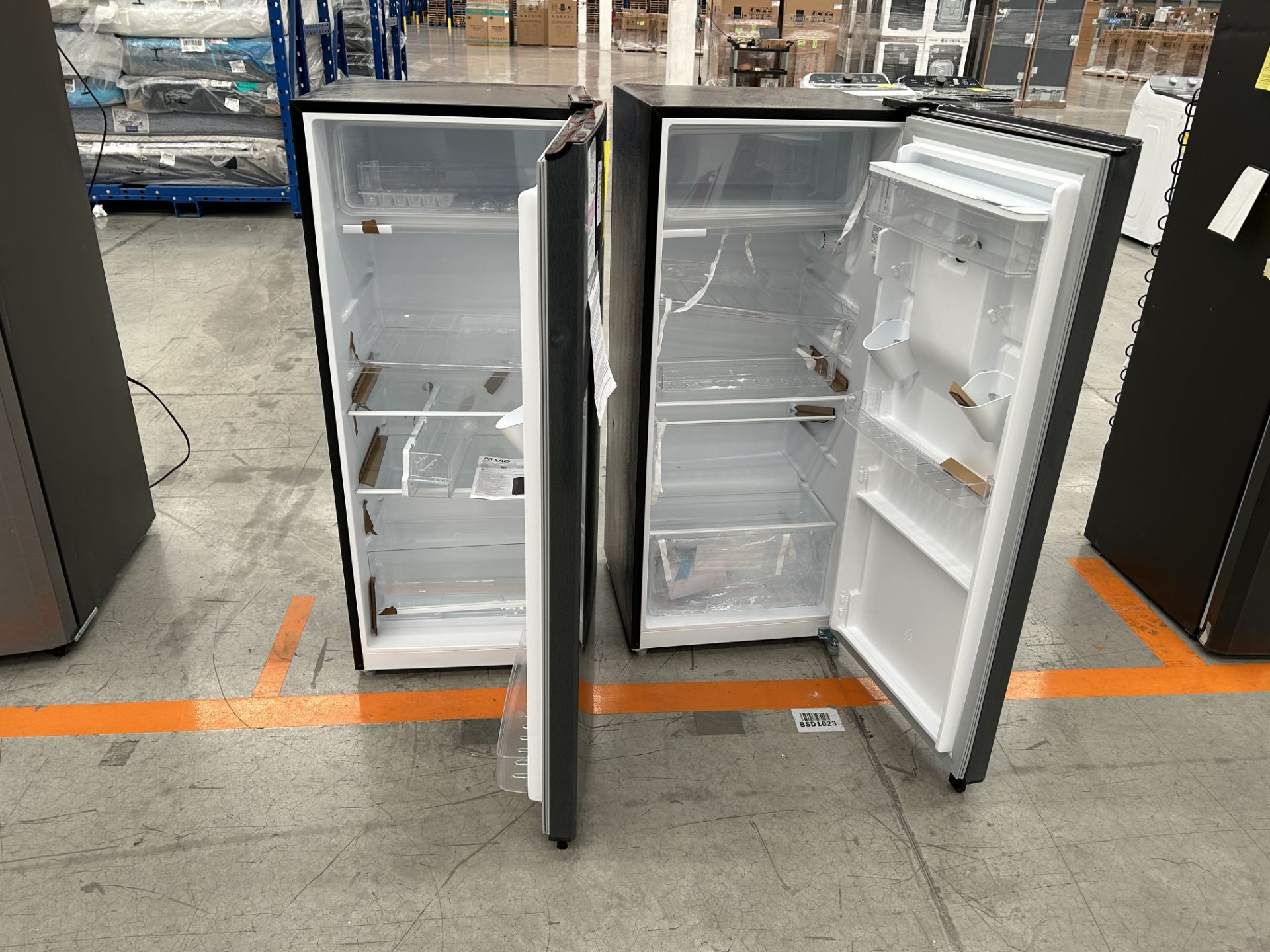 Lote de 2 Refrigeradores contiene: 1 Refrigerador con dispensador de agua Marca ATVIO, Modelo AT66U - Image 4 of 6