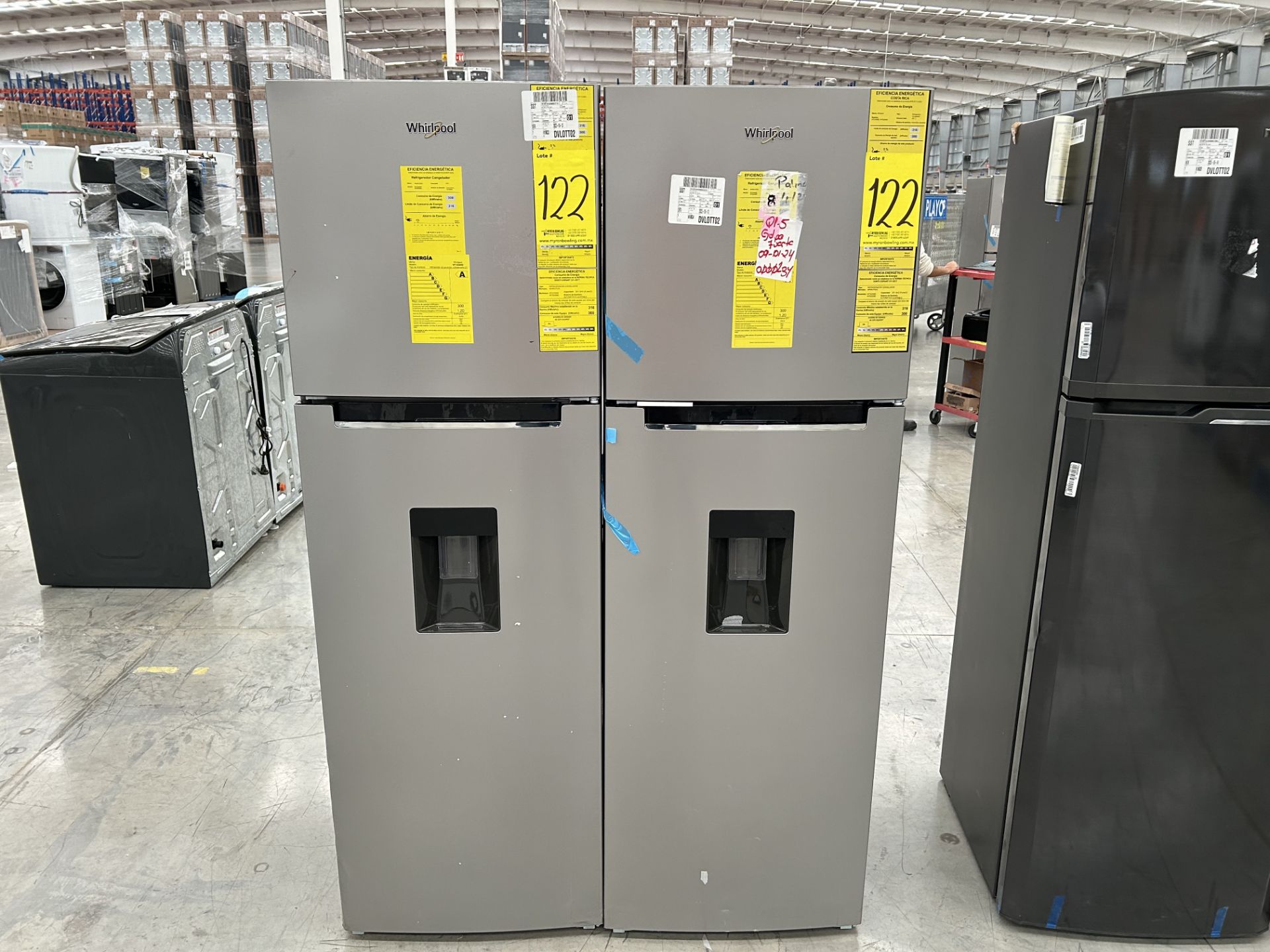 Lote de 2 Refrigeradores contiene: 1 Refrigerador con dispensador de agua Marca WHIRPOOL, Modelo WT