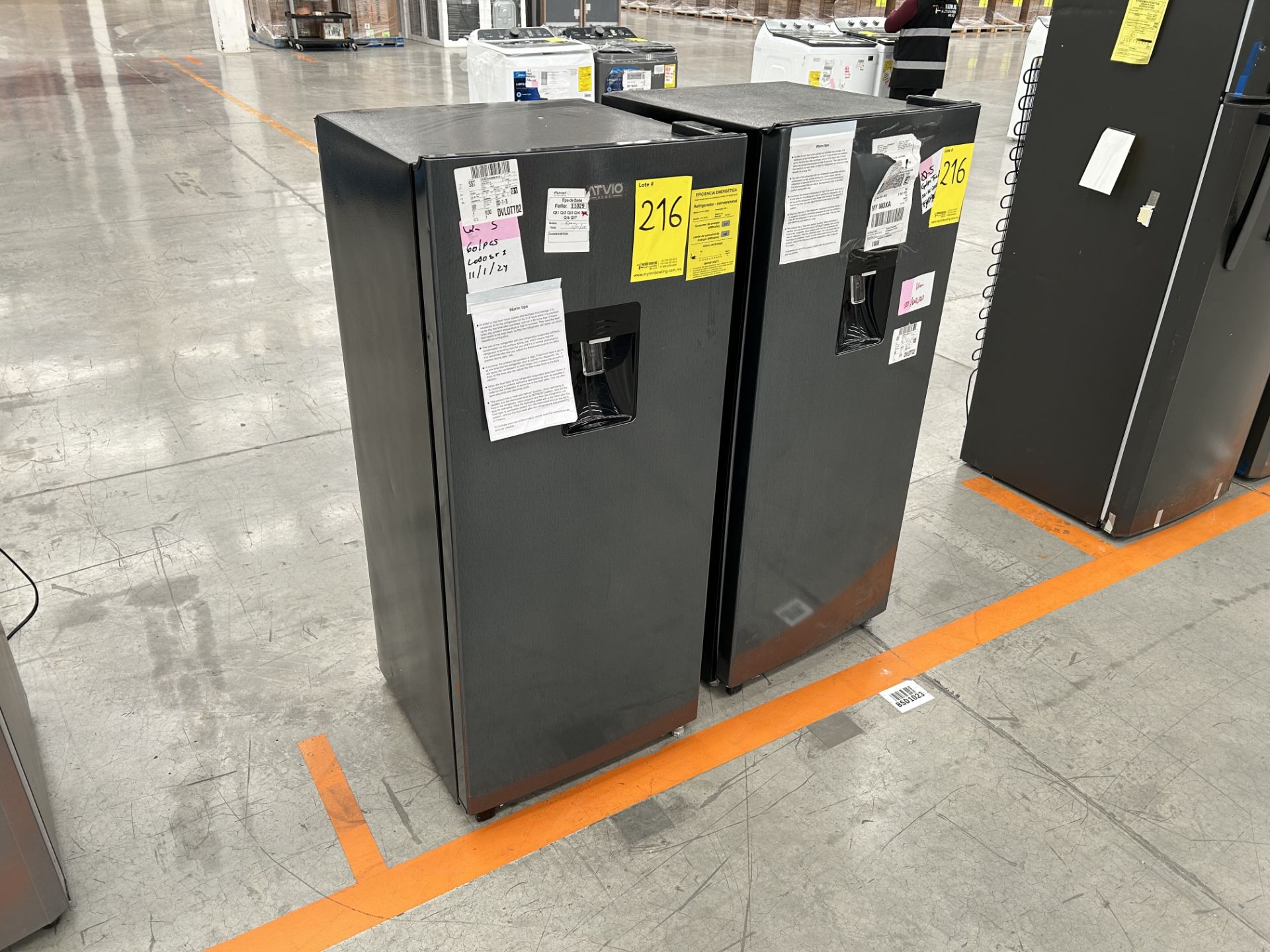 Lote de 2 Refrigeradores contiene: 1 Refrigerador con dispensador de agua Marca ATVIO, Modelo AT66U - Image 2 of 6
